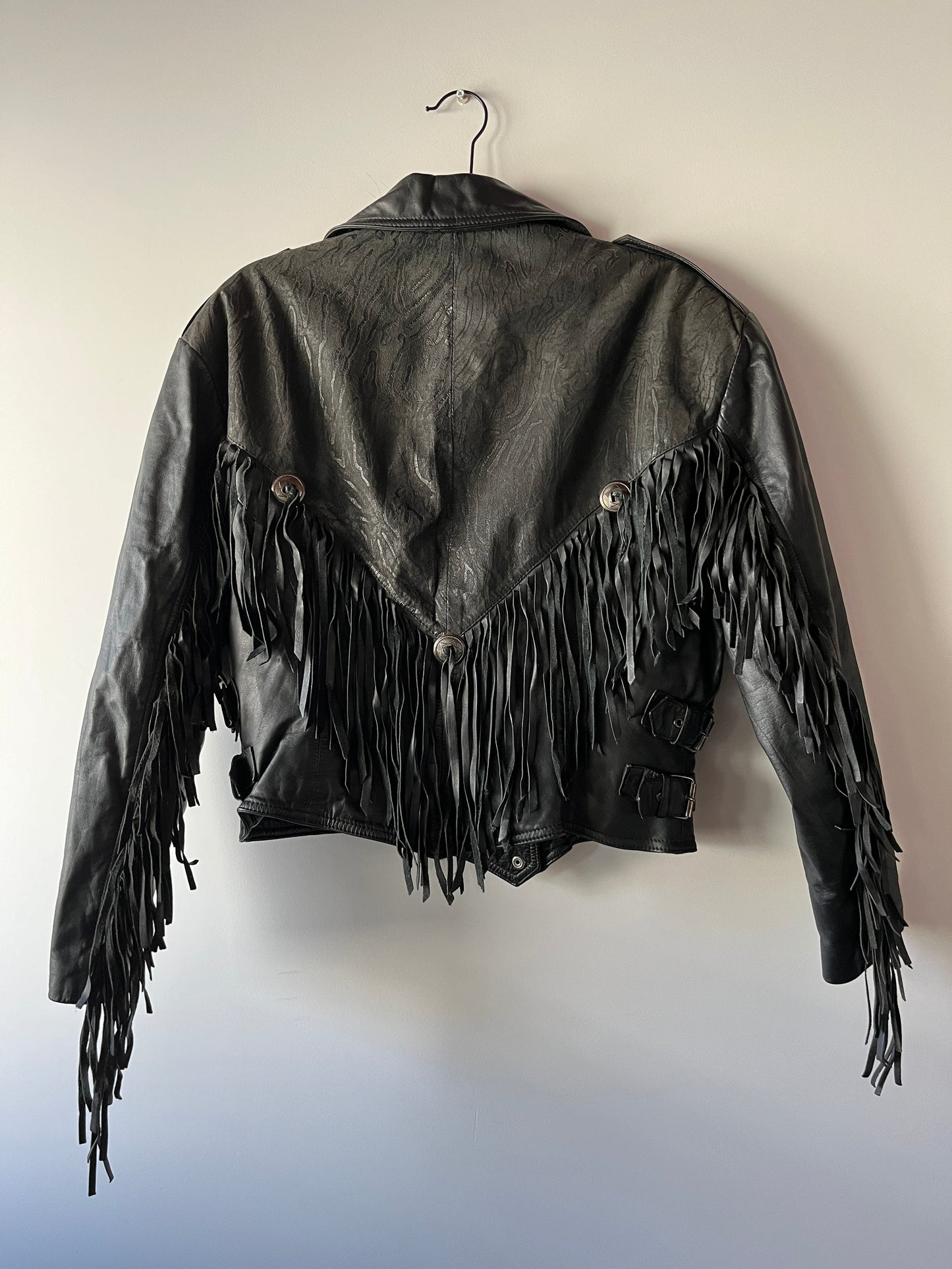 Veste en cuir noire à franges