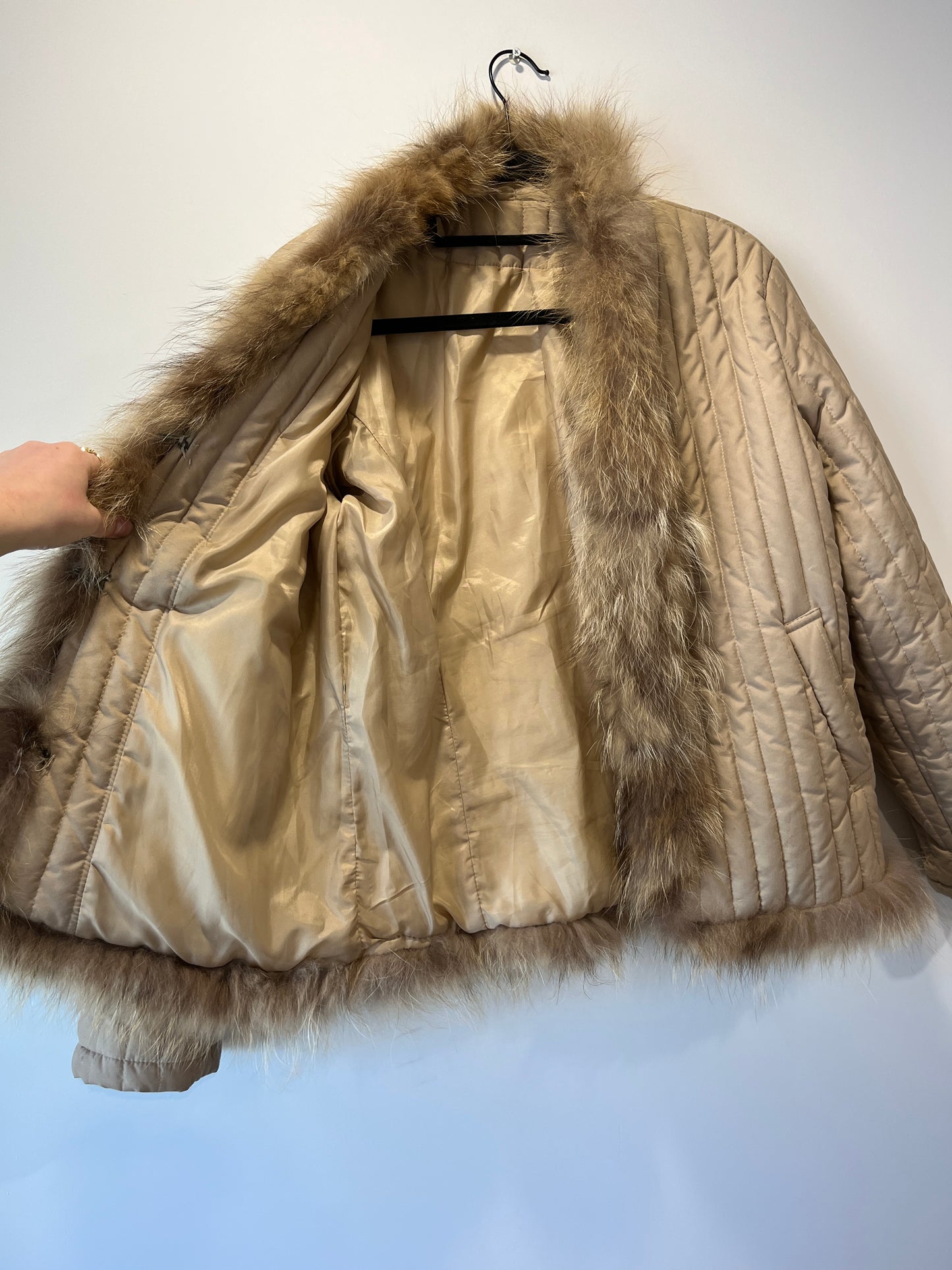 Veste matelassée beige avec bordures en fourrure