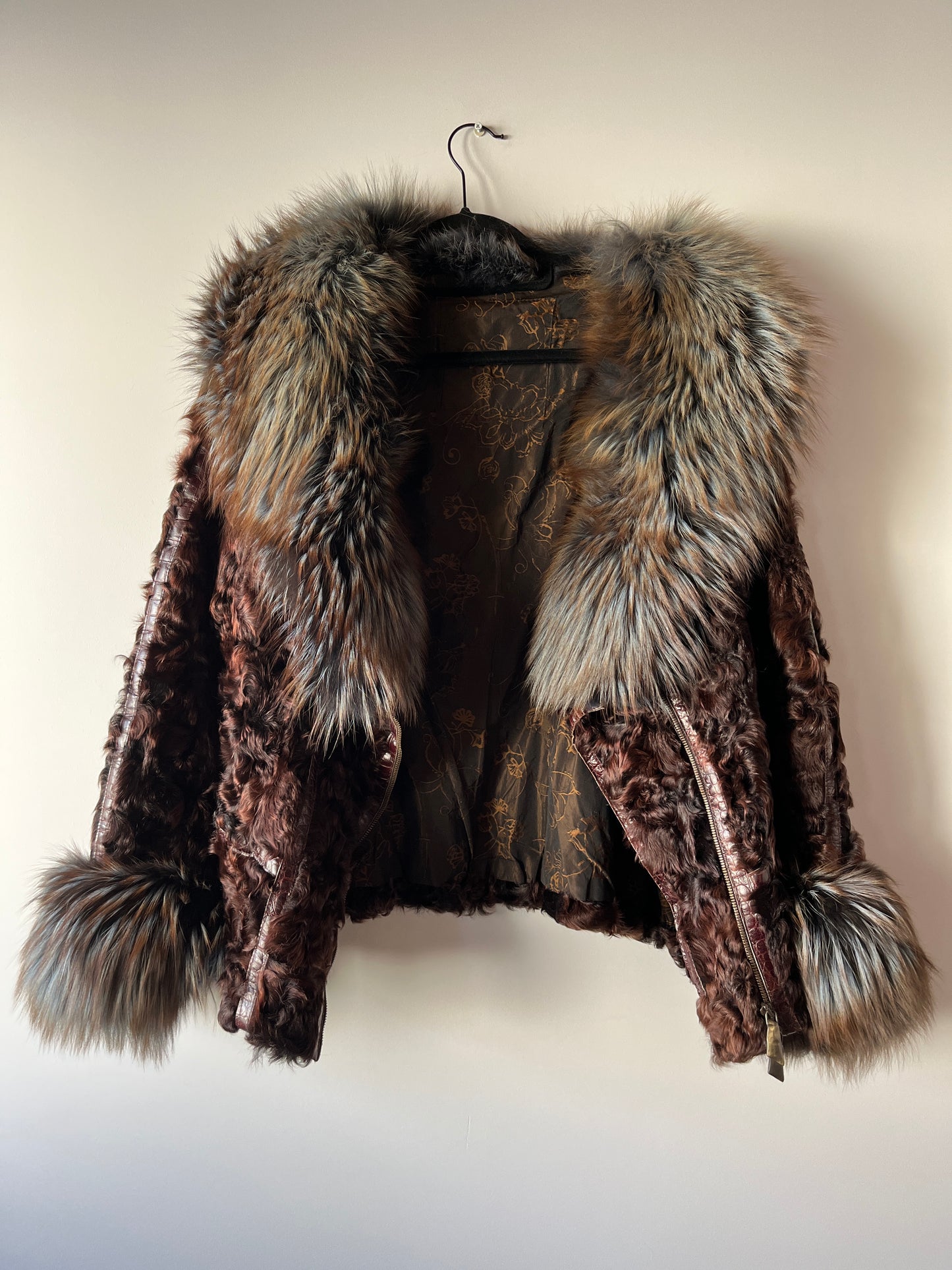 Veste en fourrure marron et col à reflets bleus