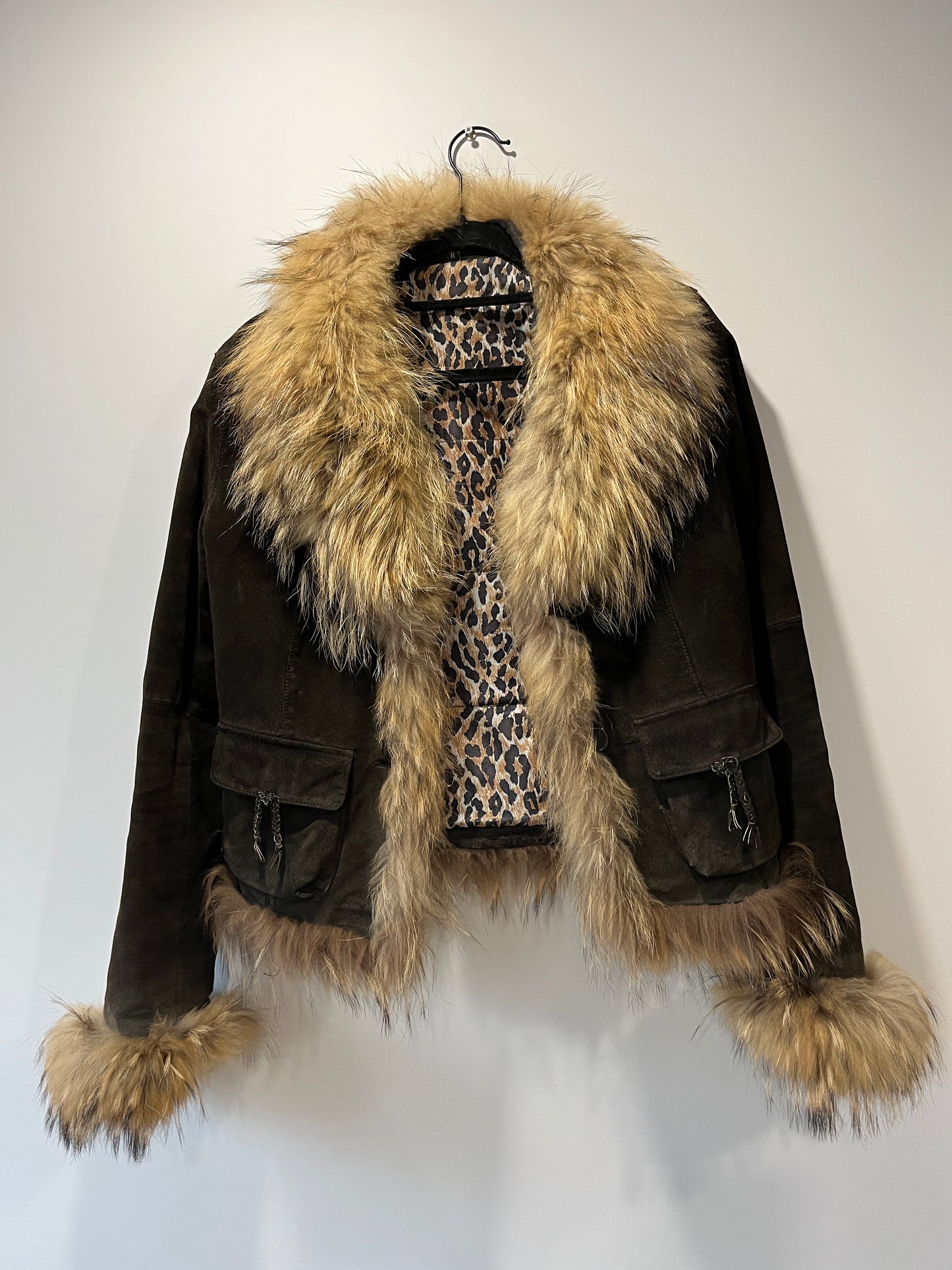 Veste en cuir marron avec bordures en fourrure beige