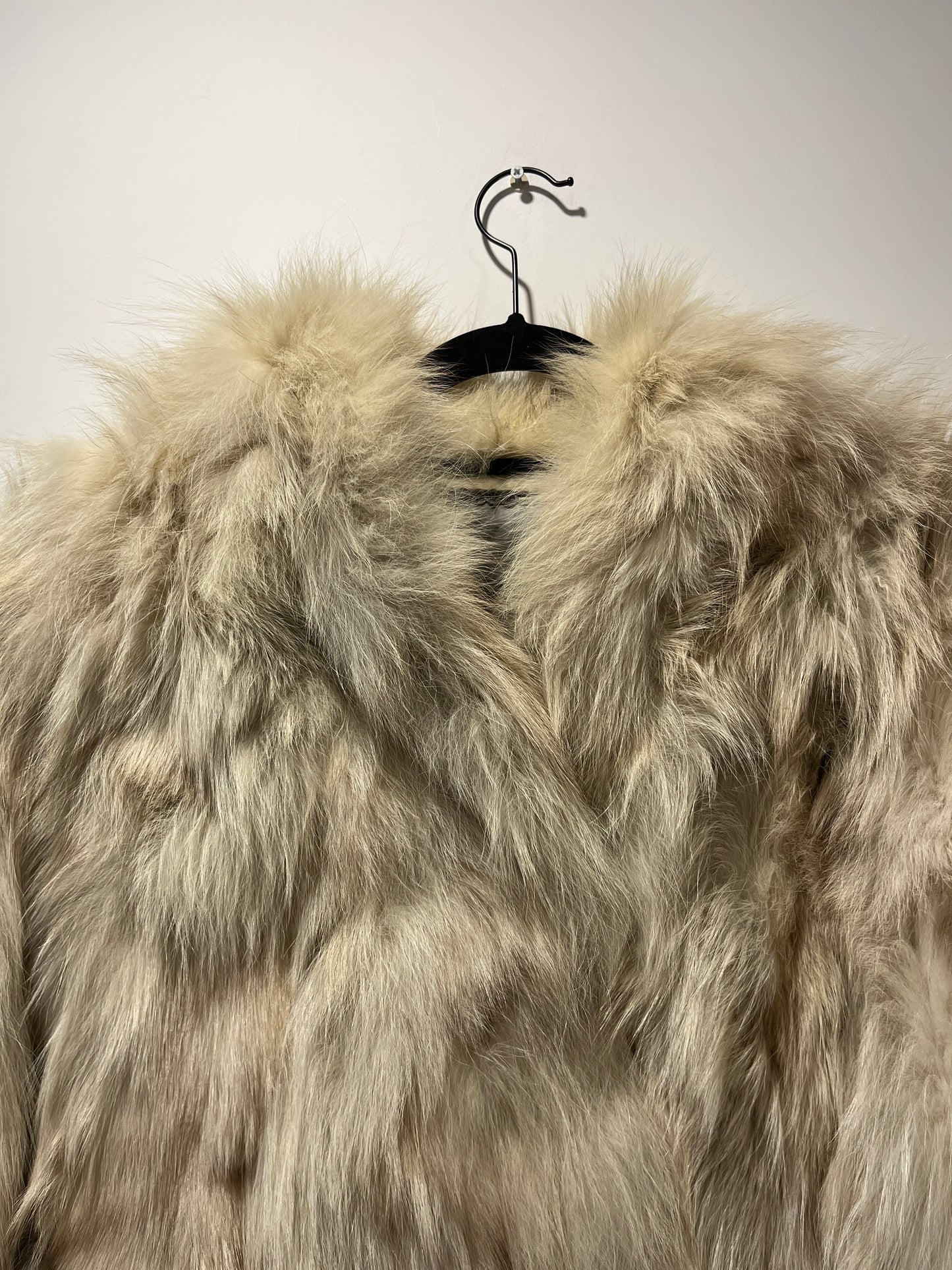 Manteau en fourrure blanc manches chauve-souris