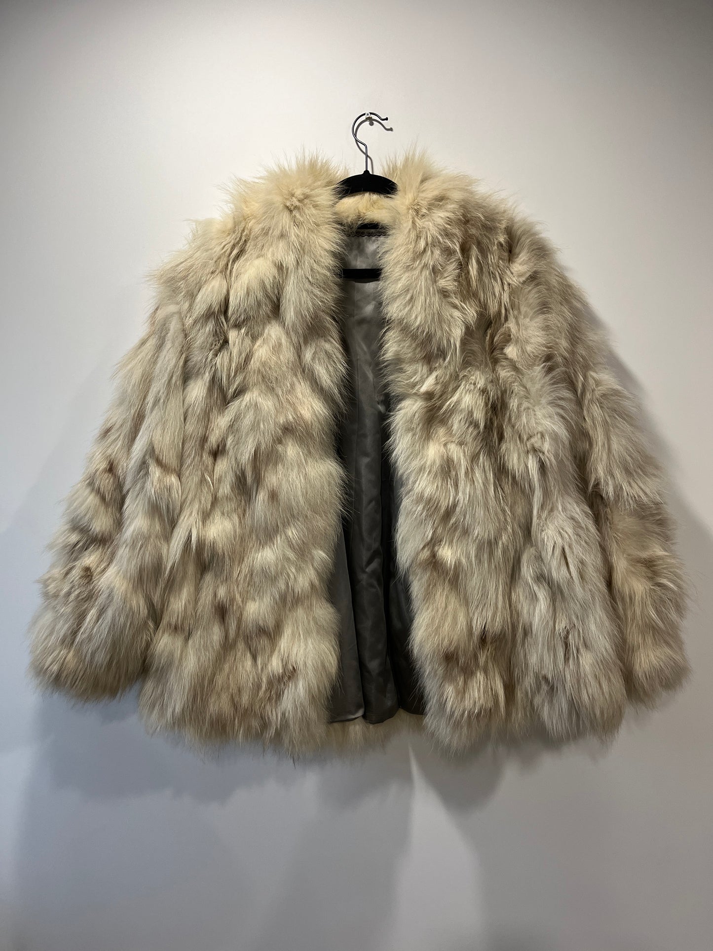 Manteau en fourrure blanc manches chauve-souris
