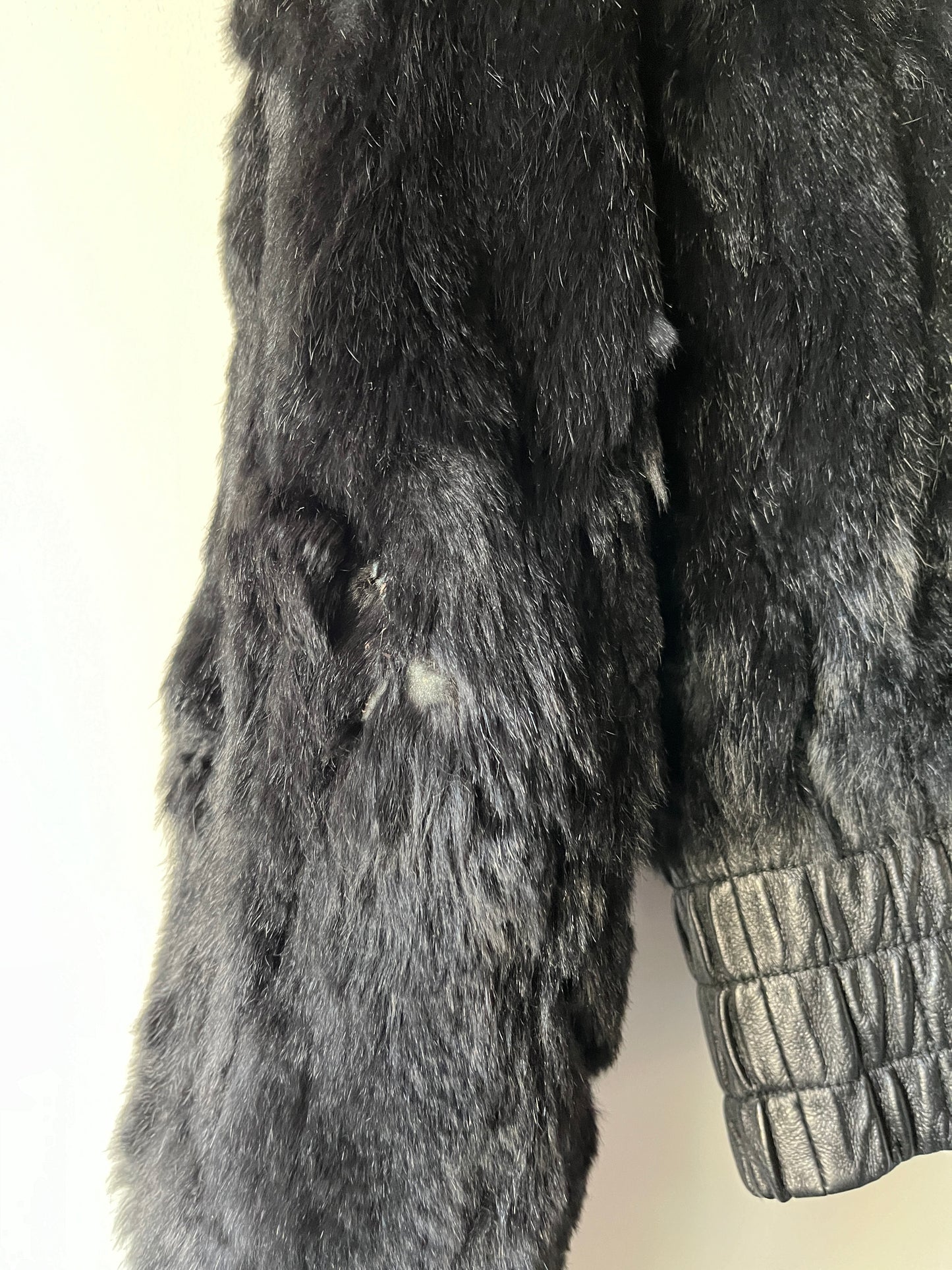 Veste courte noire en fourrure et cuir