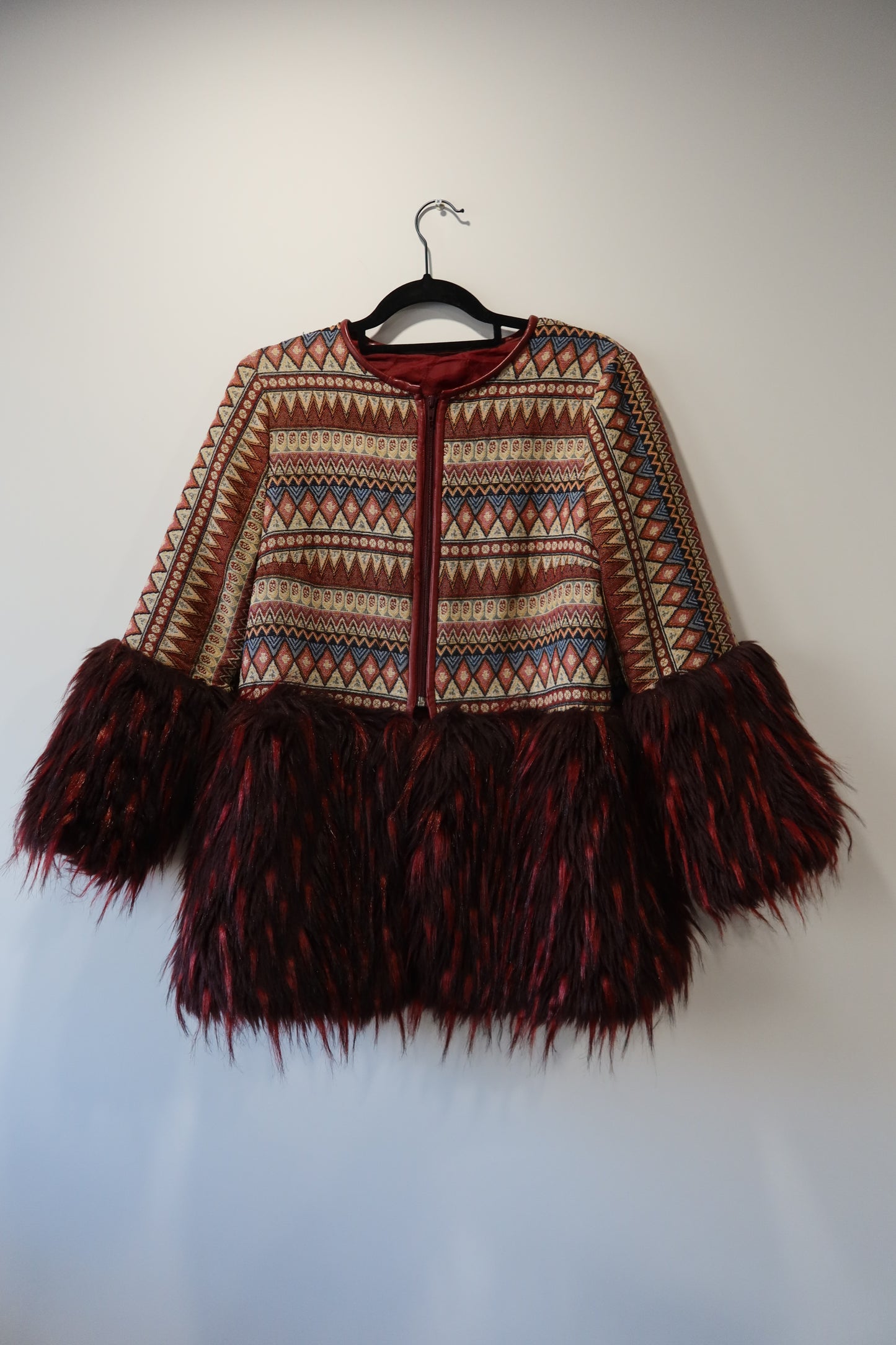 Veste bi-matière brodée avec fausse fourrure