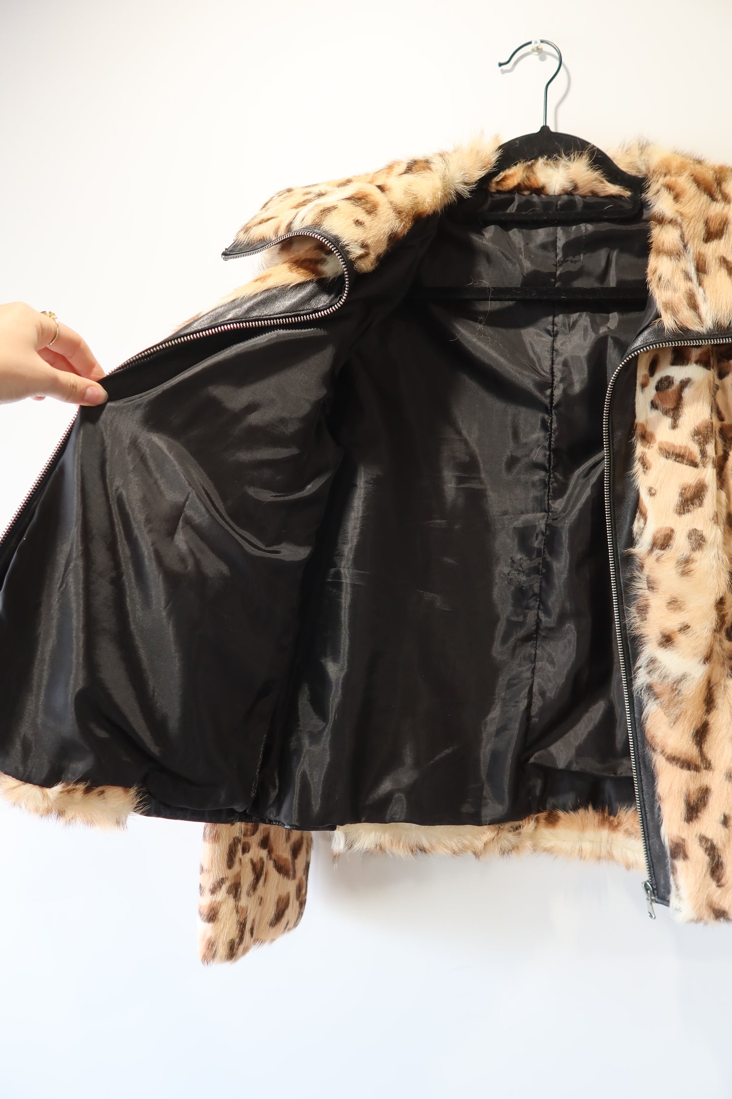 Veste en cuir et fourrure imprimée léopard