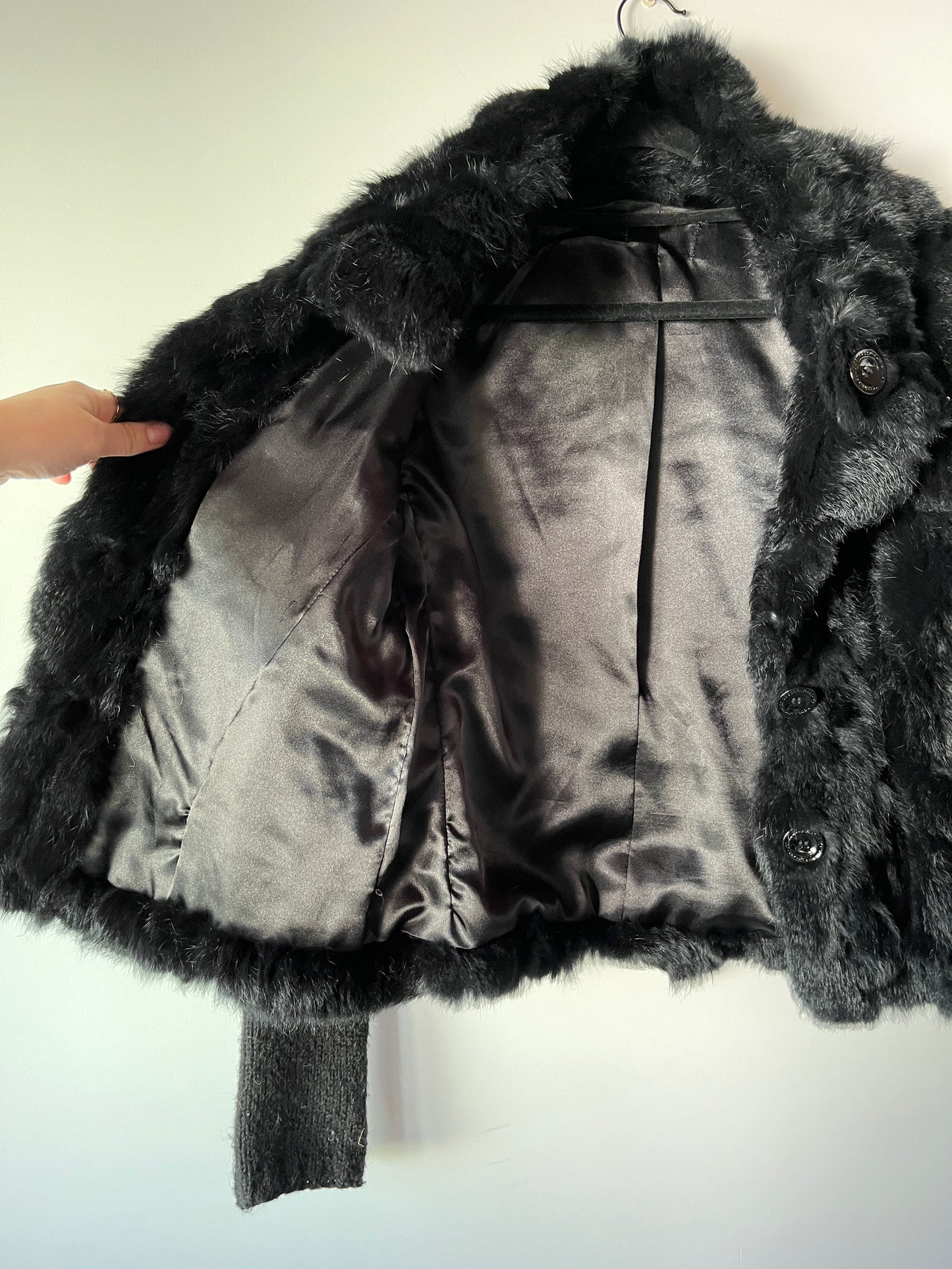 Veste en fourrure noire avec manches cousues