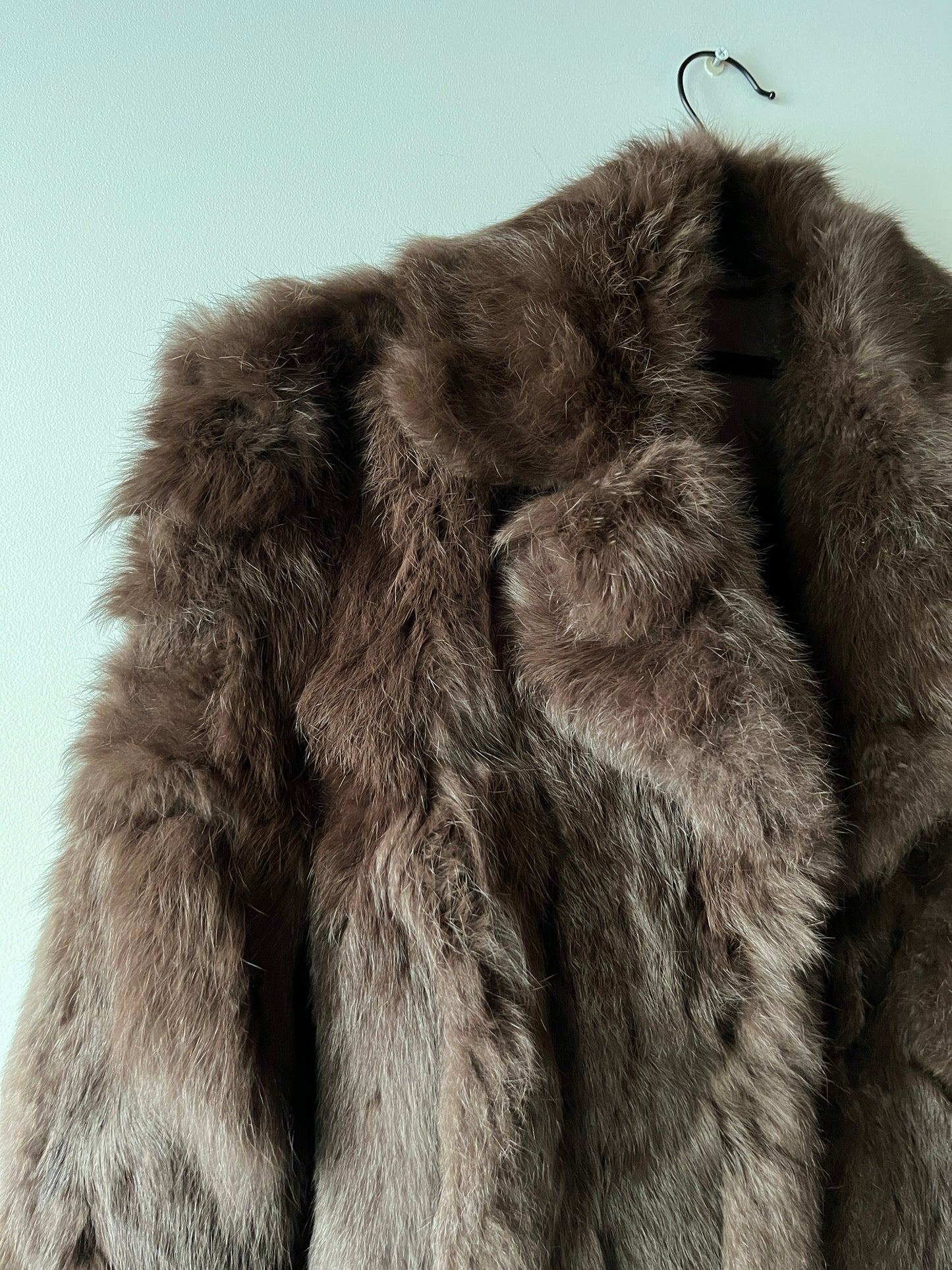 Manteau en fourrure marron ceinturé