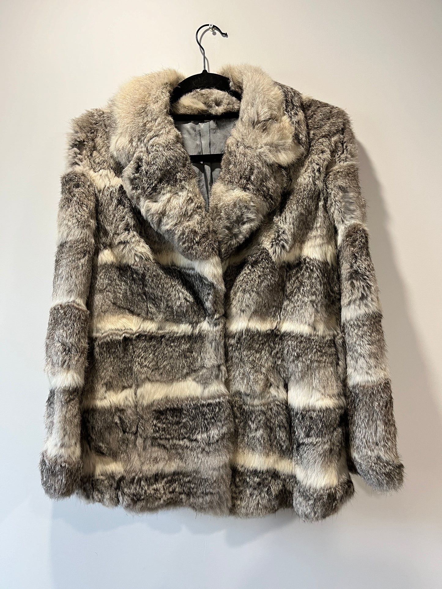 Manteau en fourrure gris et blanc