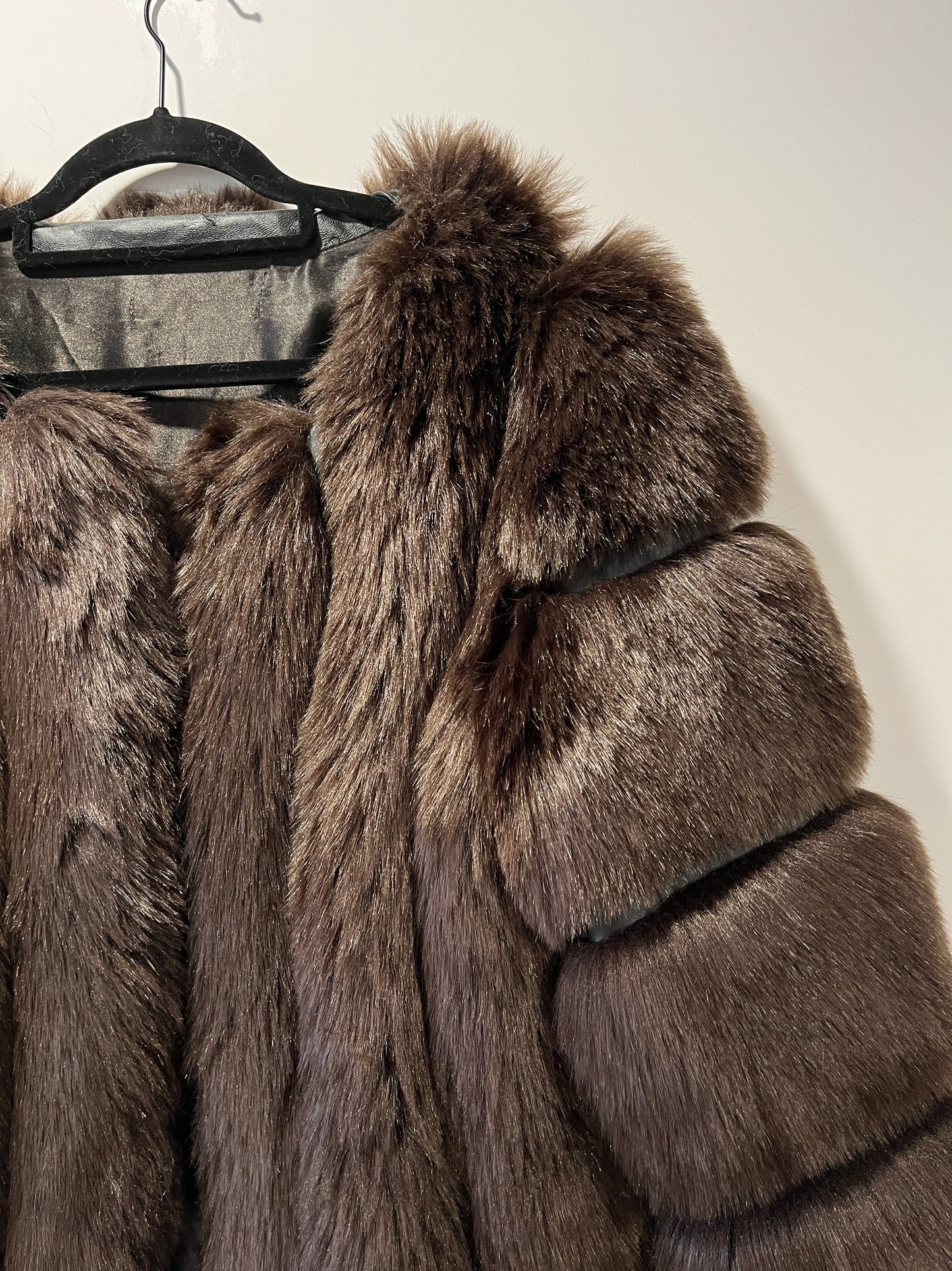 Manteau en fausse fourrure marron galonné