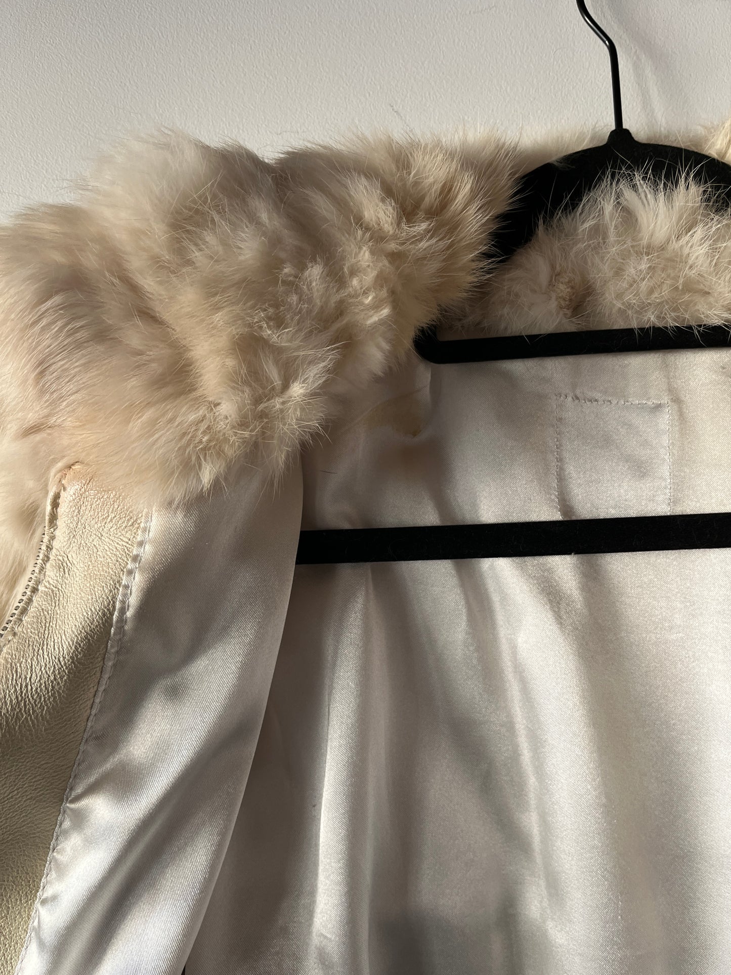 Veste courte en fourrure crème