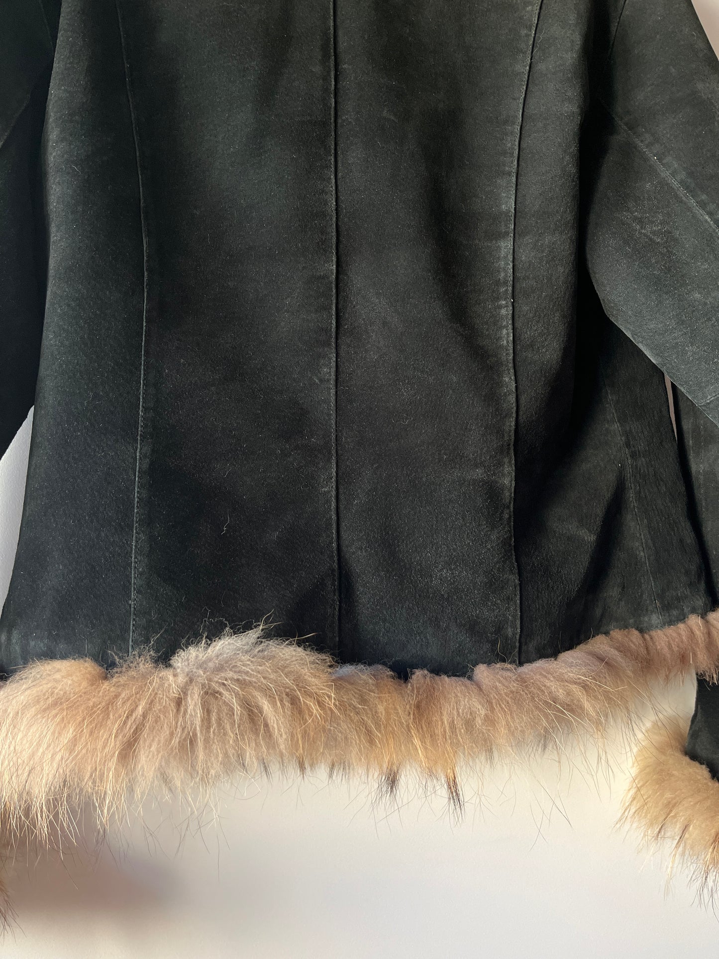 Veste en cuir noir avec bordures en fourrure