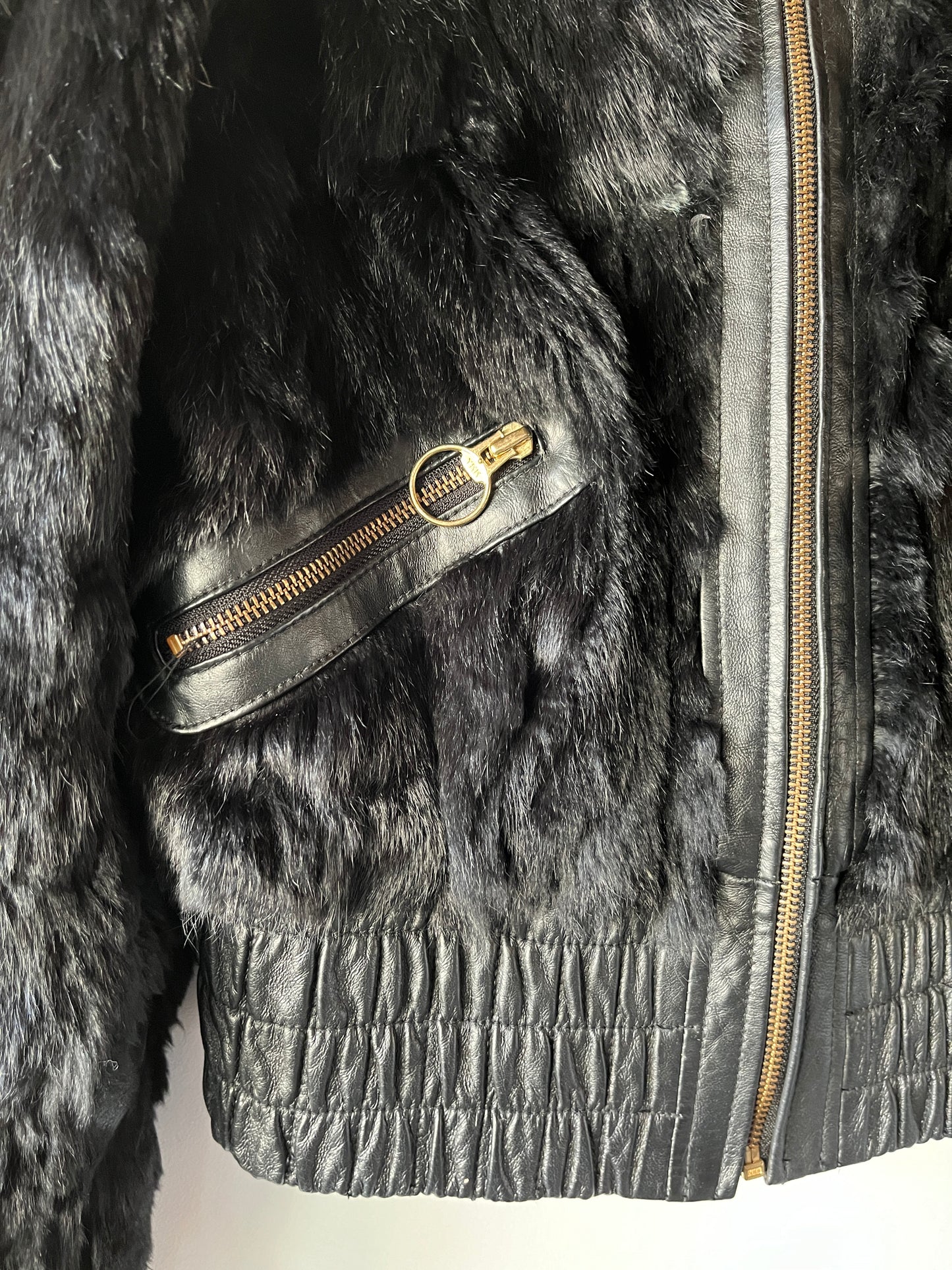 Veste courte noire en fourrure et cuir
