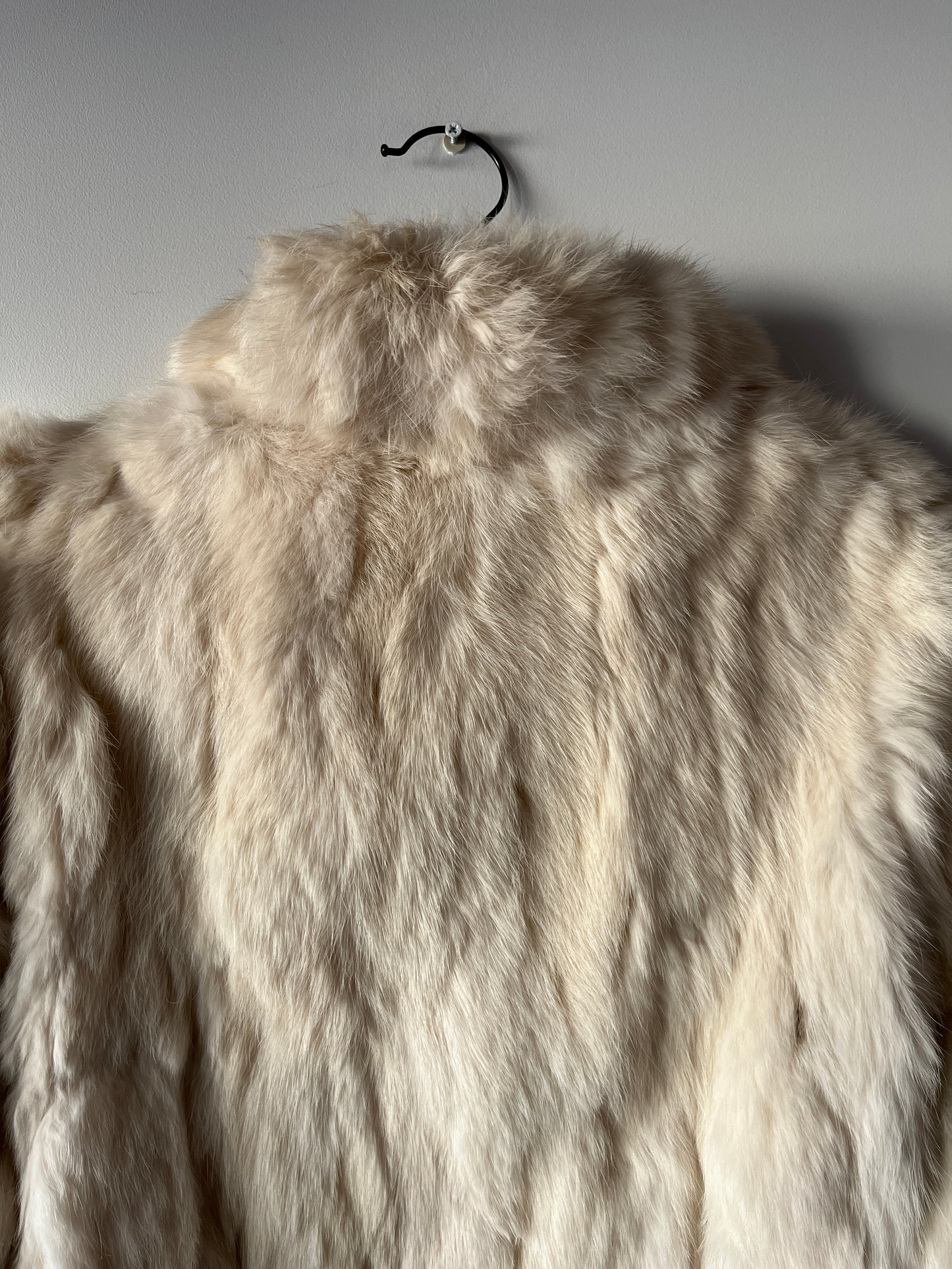 Veste courte en fourrure crème