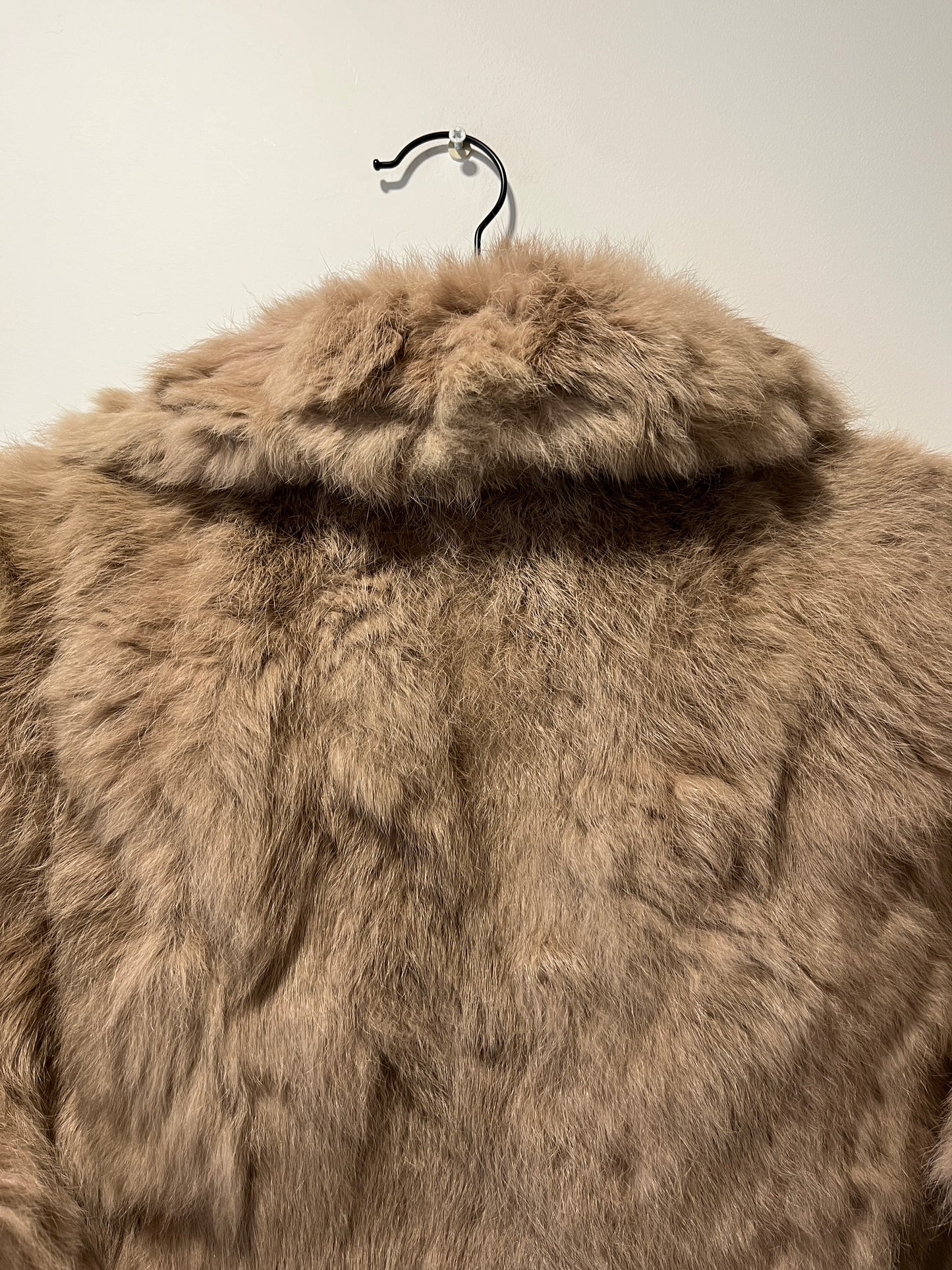 Veste courte en fourrure taupe