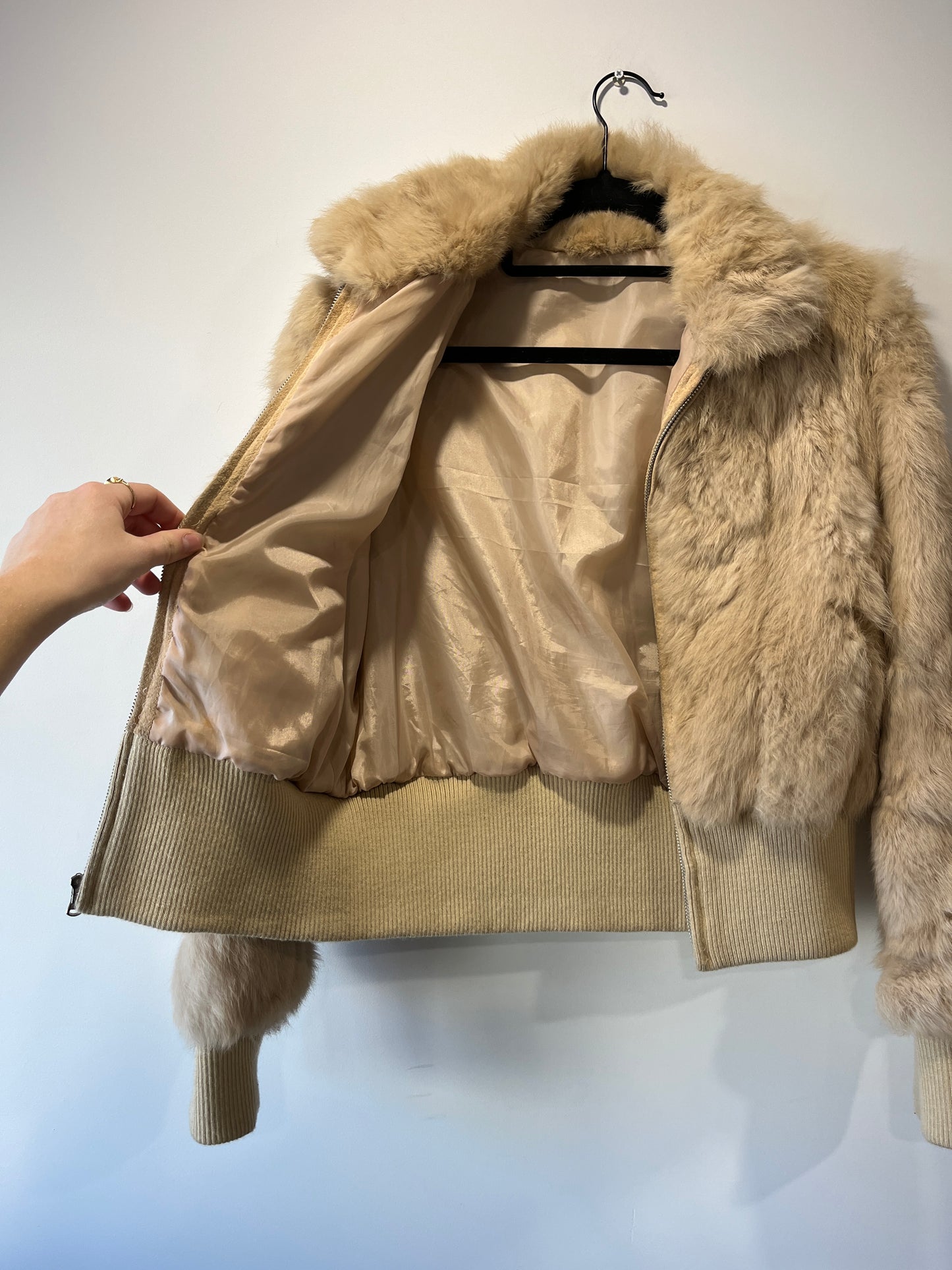 Veste courte en fourrure beige