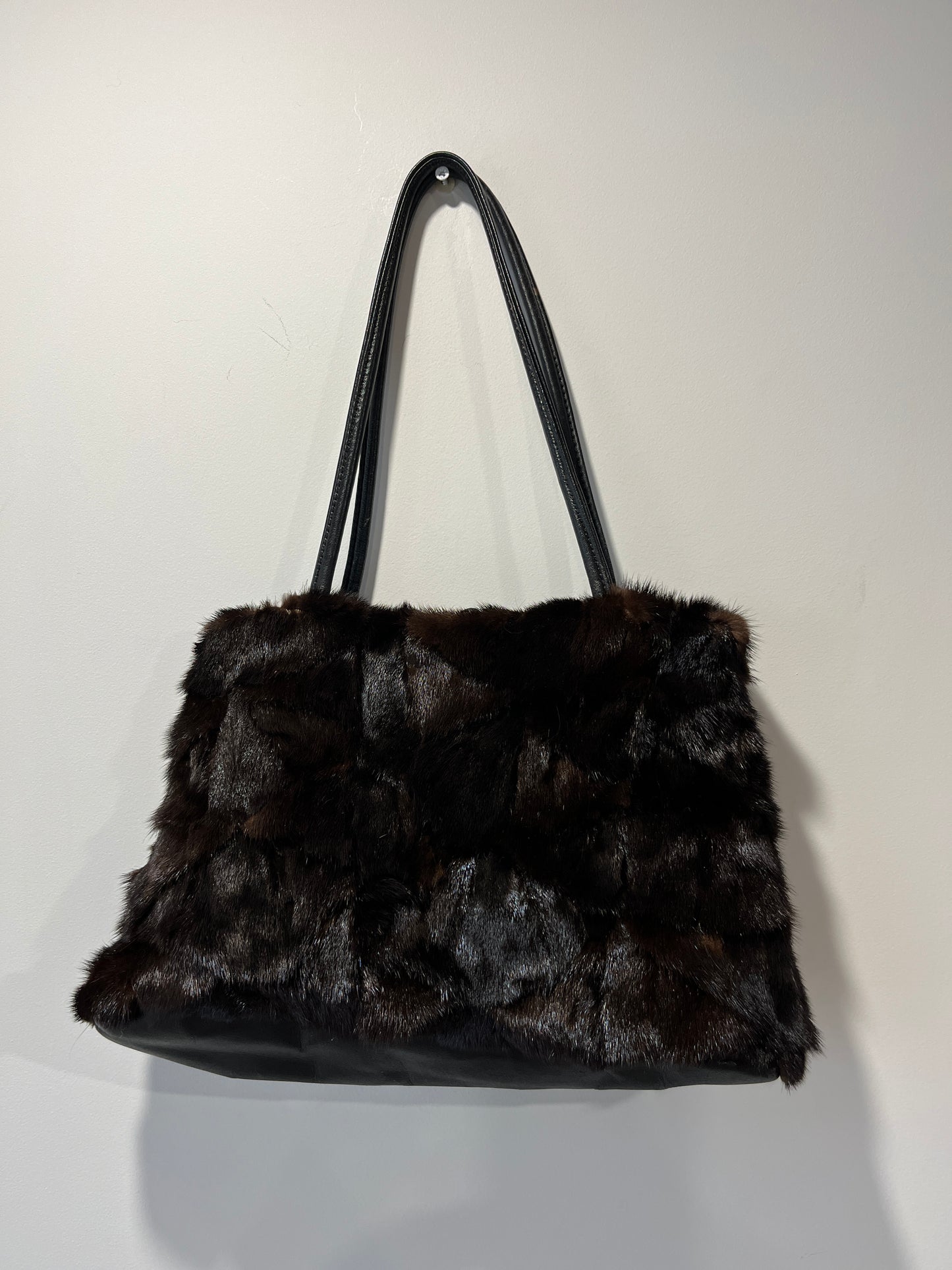 Sac en fourrure marron et fleur en cuir