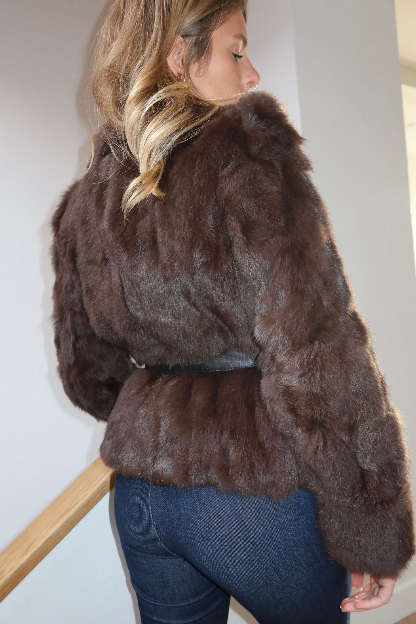 Manteau en fourrure marron ceinturé