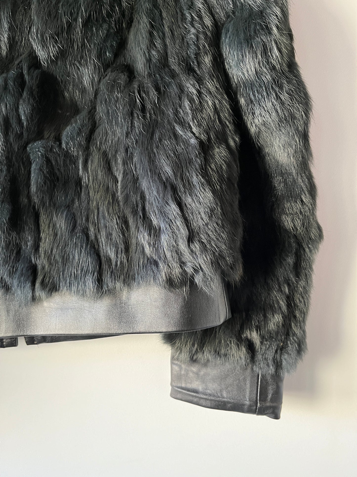 Veste courte en fourrure bleue nuit