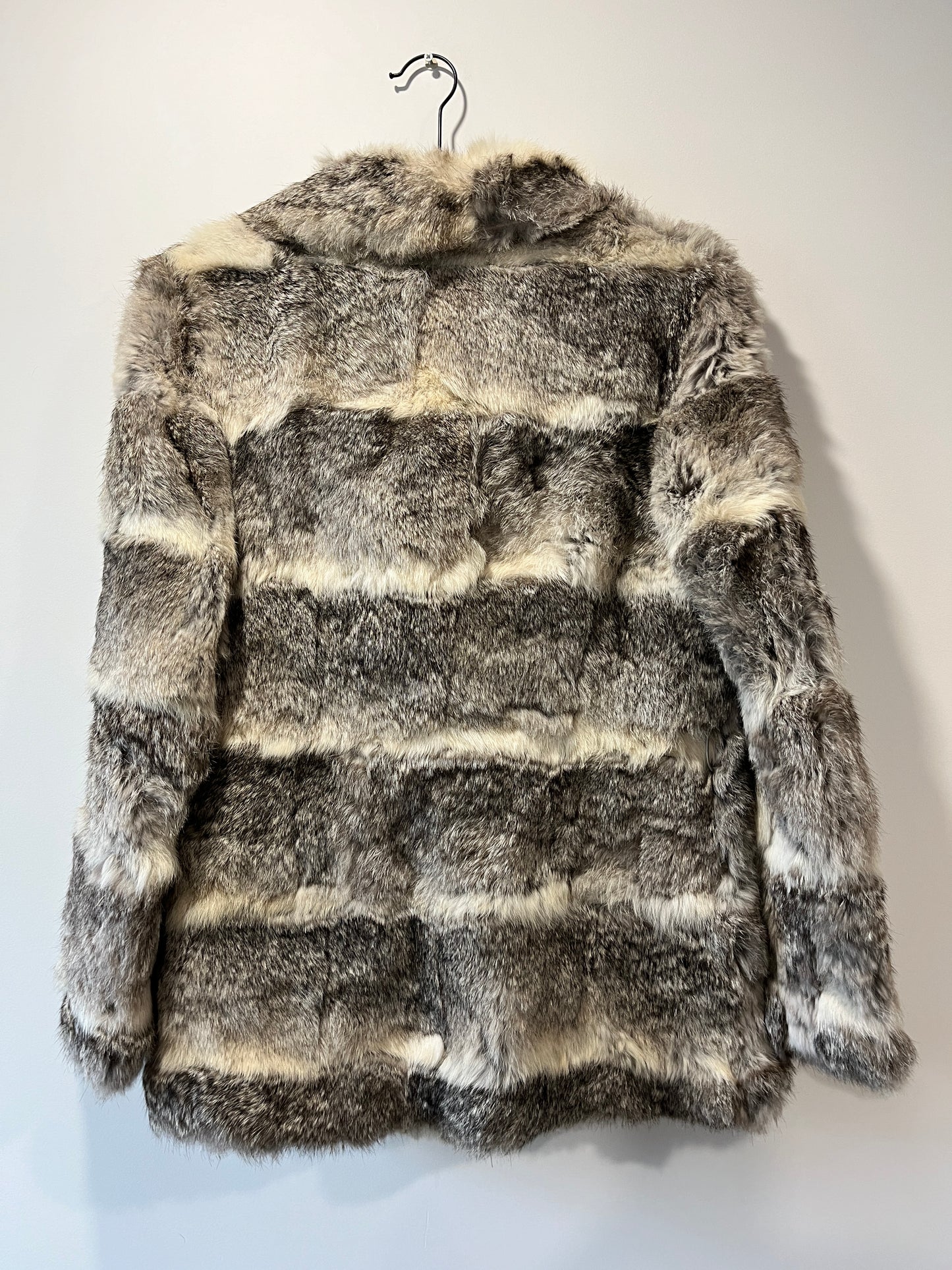 Manteau en fourrure gris et blanc