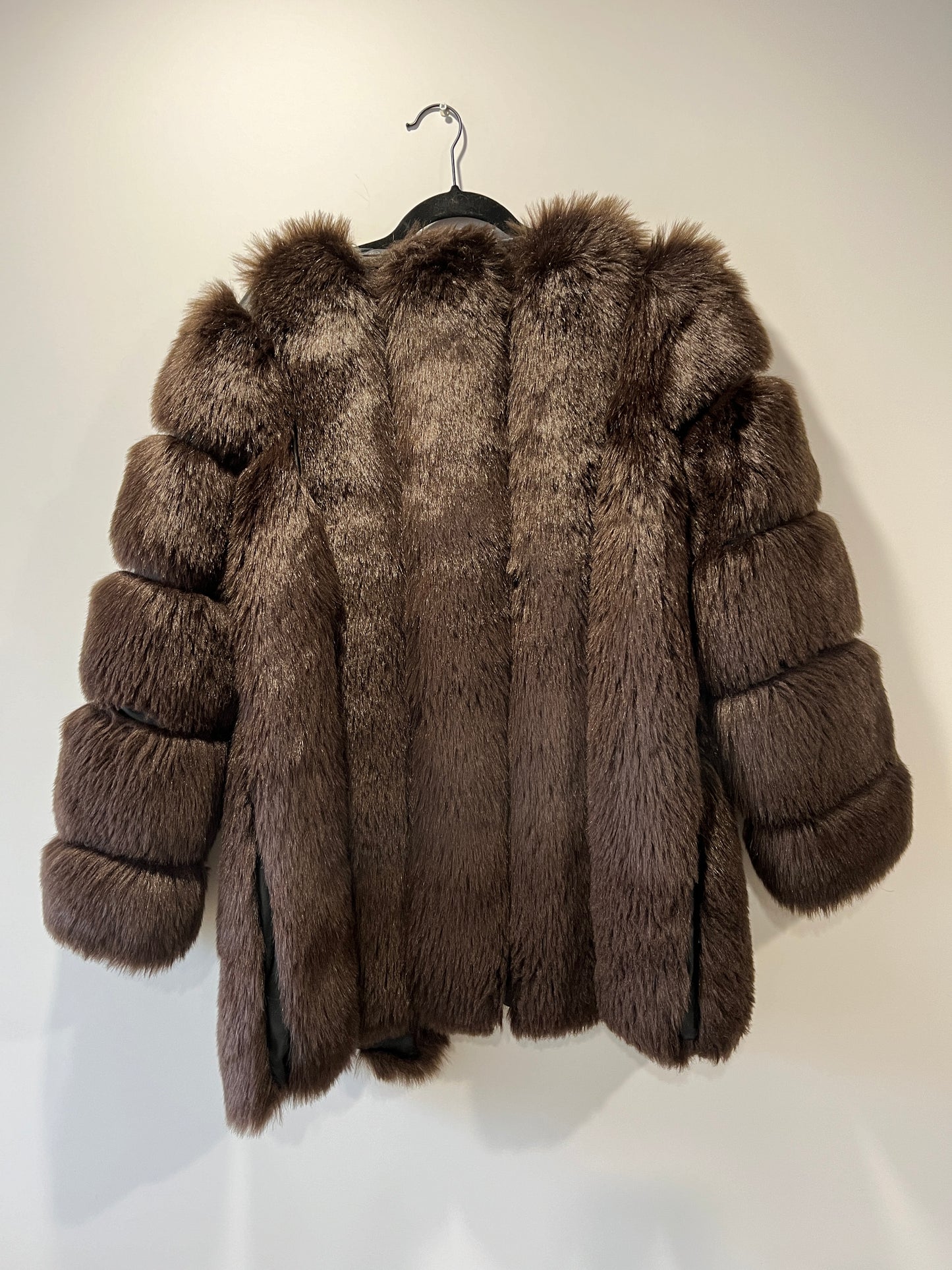 Manteau en fausse fourrure marron galonné