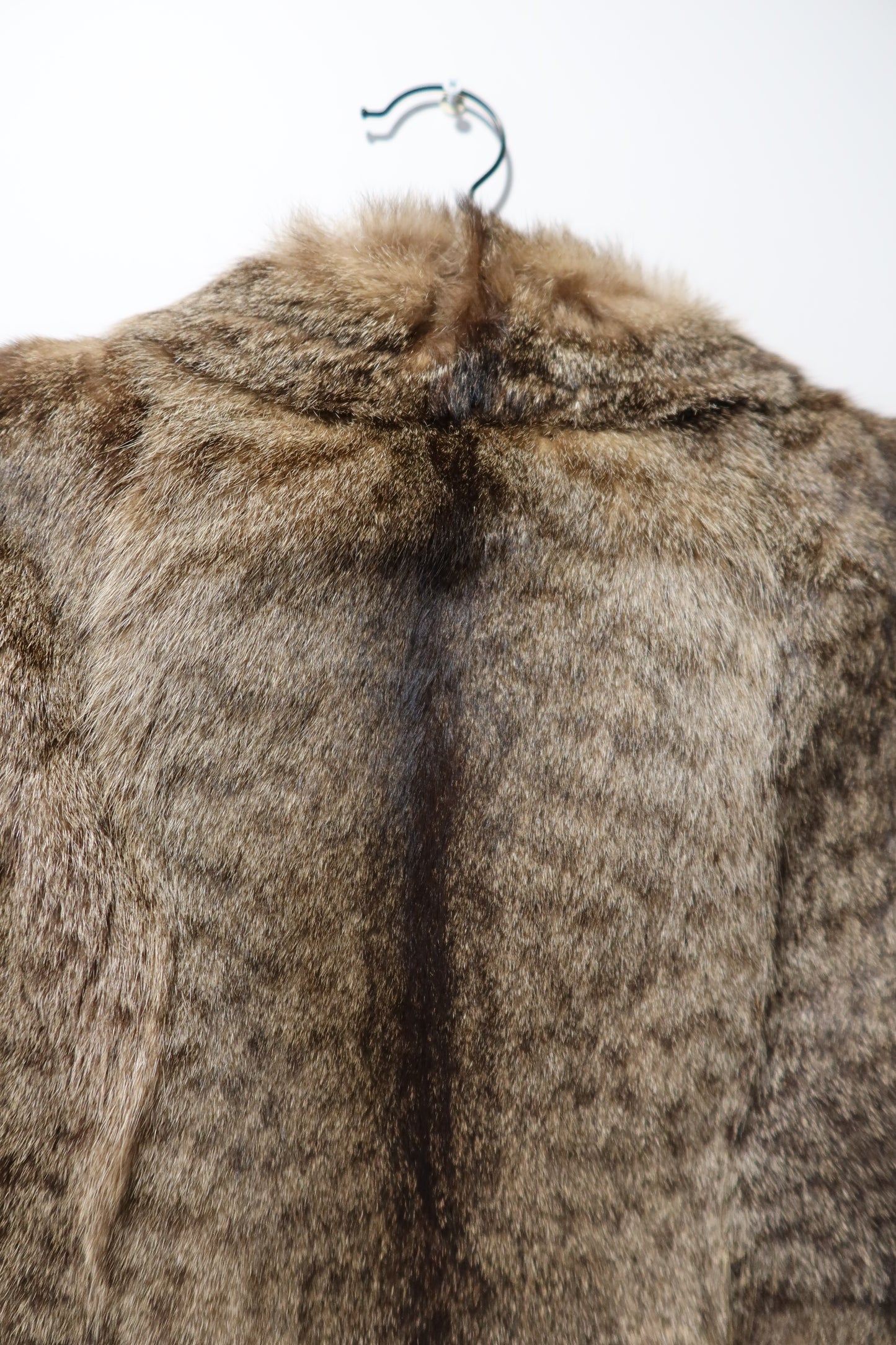 Veste courte en fourrure imprimée animal et cuir