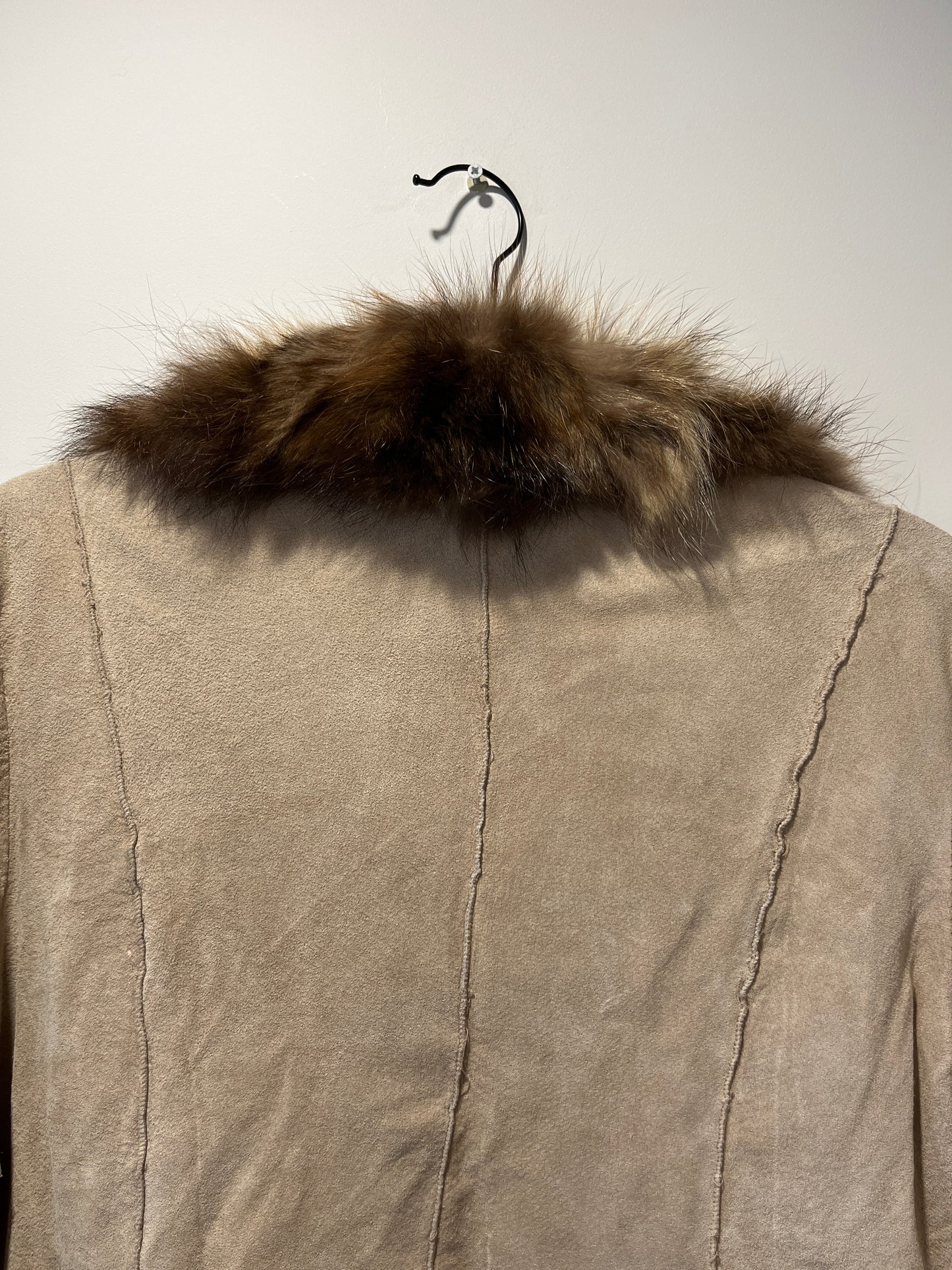 Veste en cuir beige avec bordures en fourrure