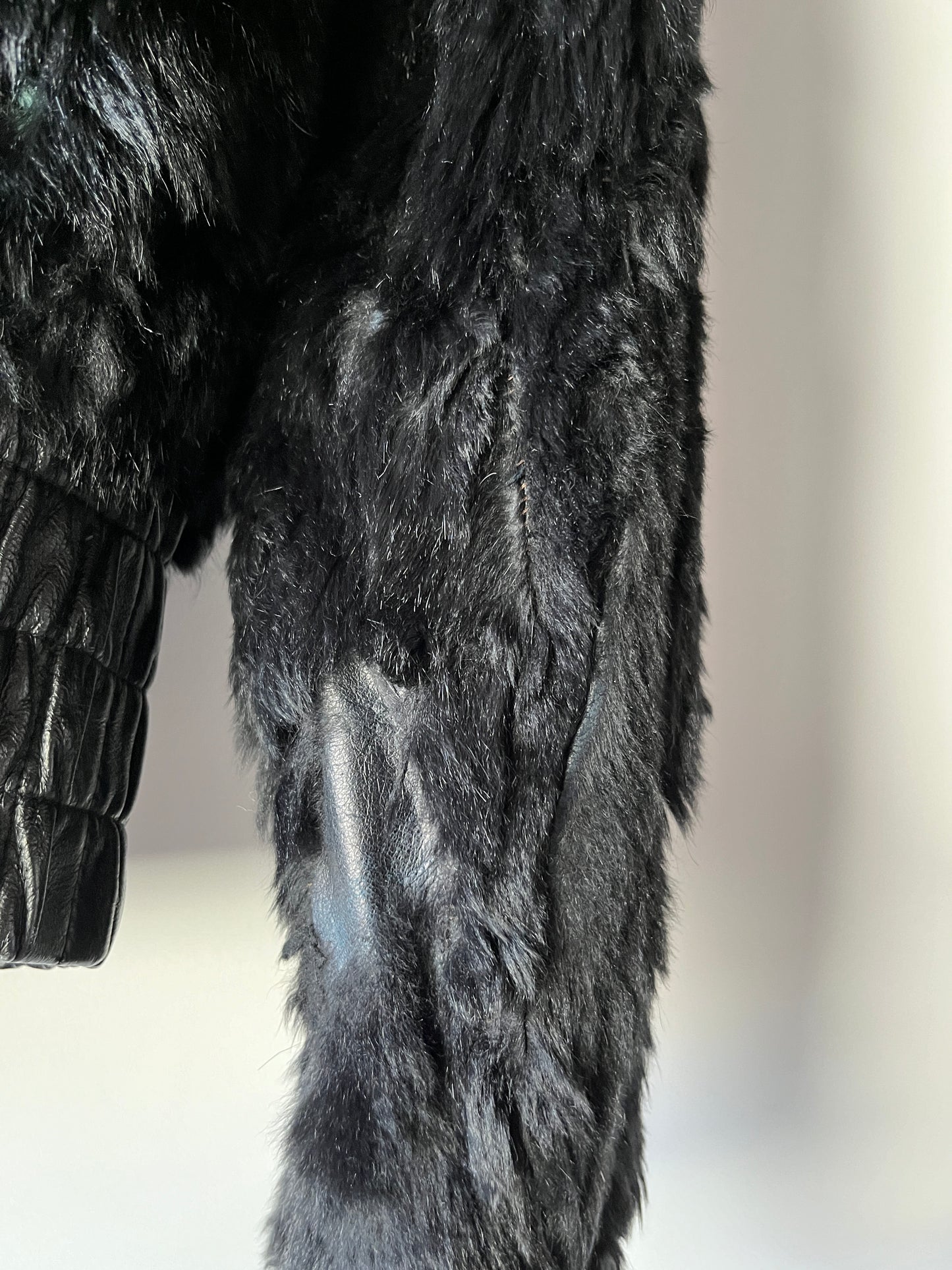 Veste courte noire en fourrure et cuir