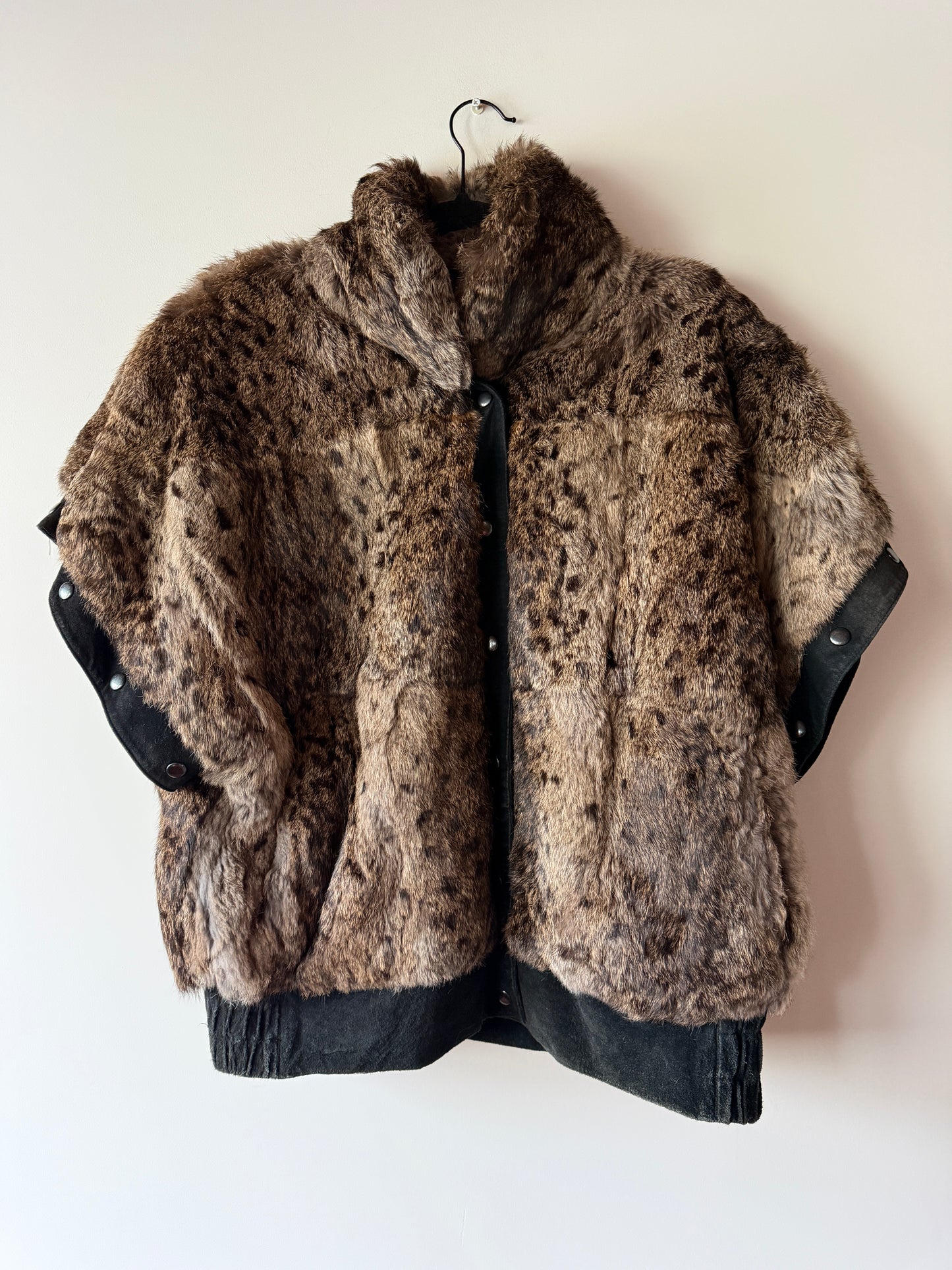 Veste en fourrure imprimée et cuir noir