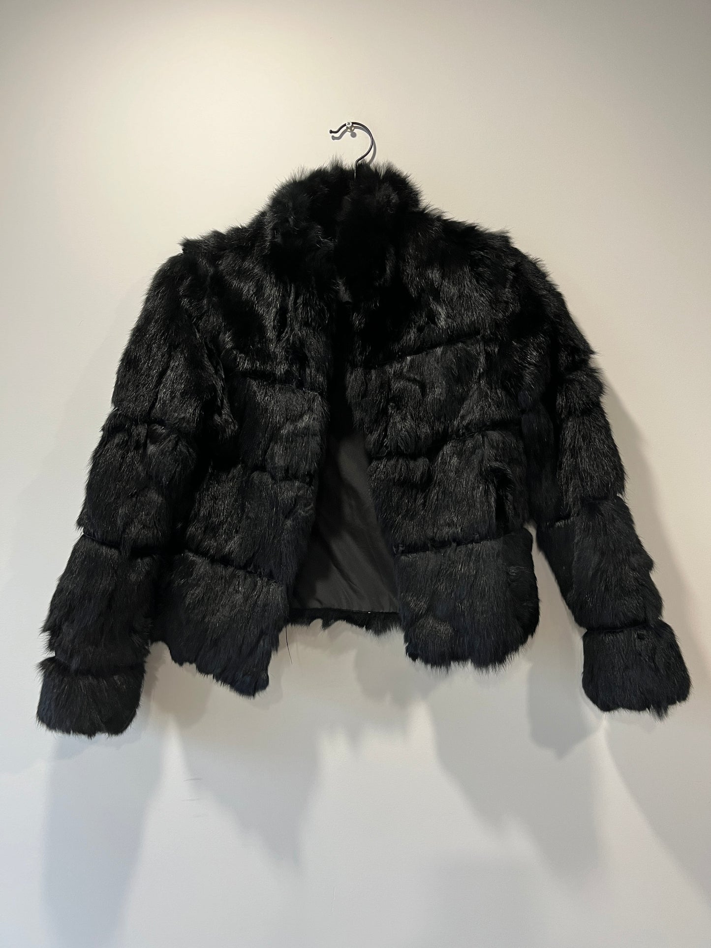 Veste en fourrure noire galonnée