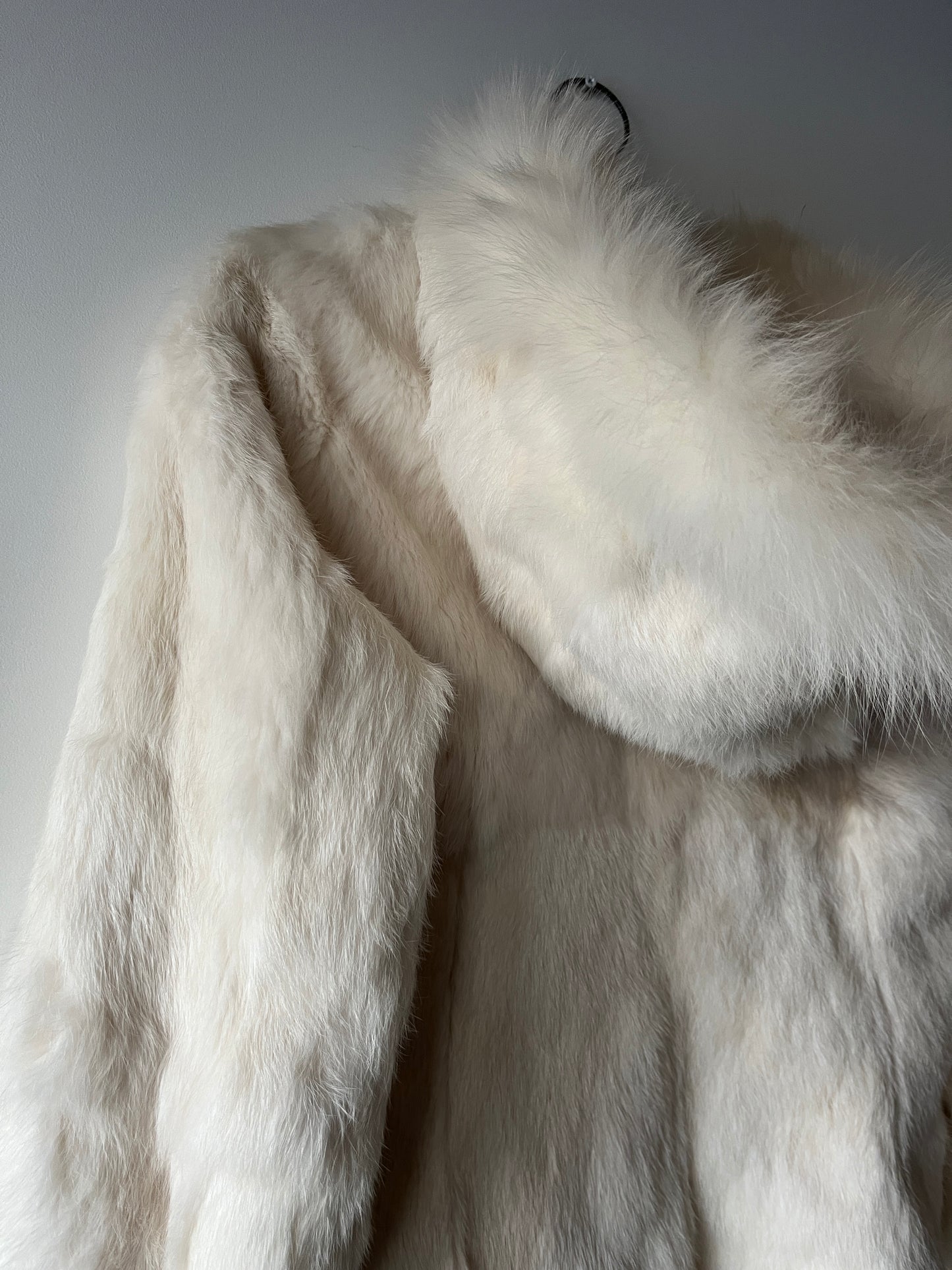 Veste à capuche courte en fourrure blanche