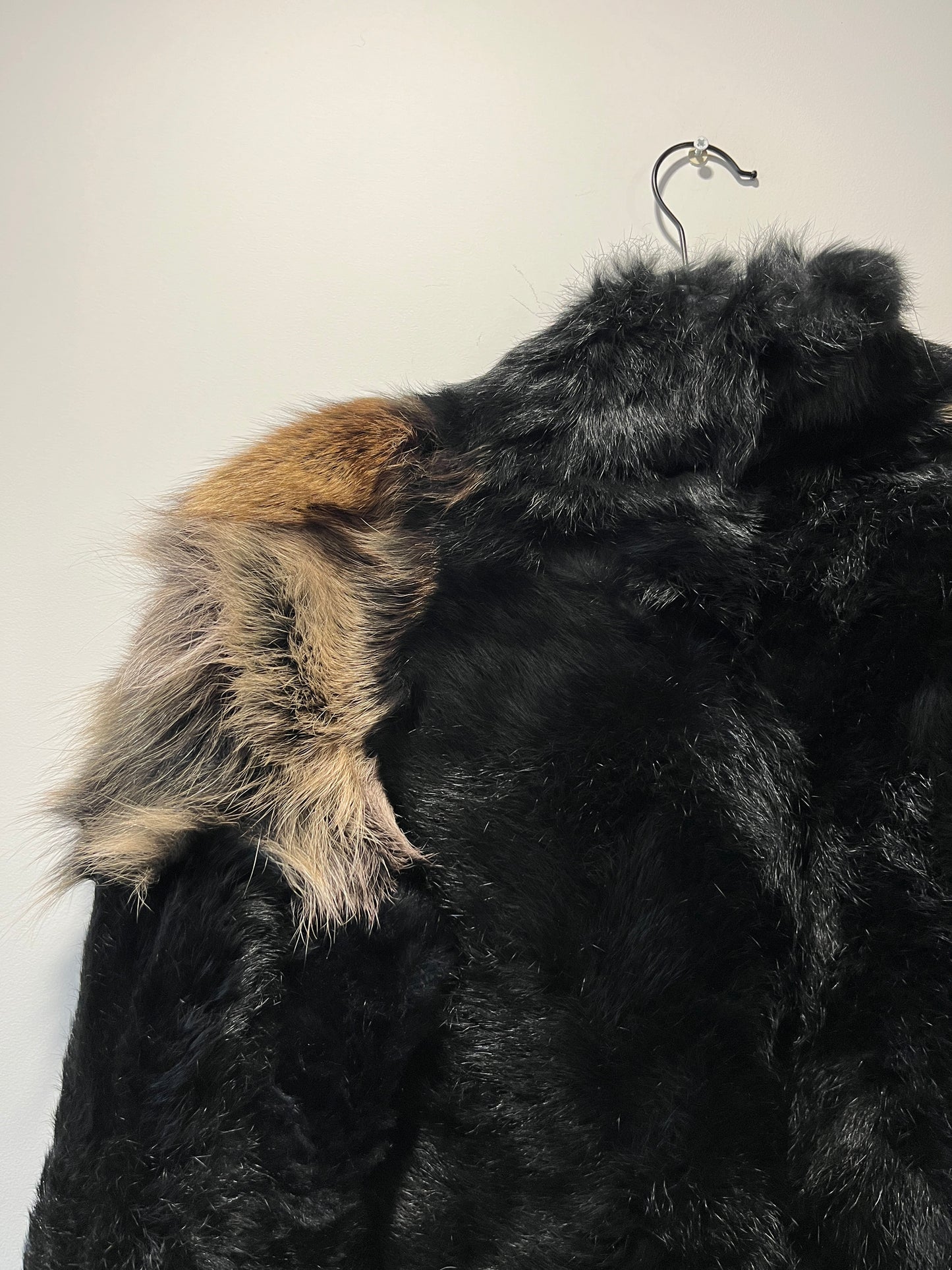 Manteau court en fourrure noir et marron