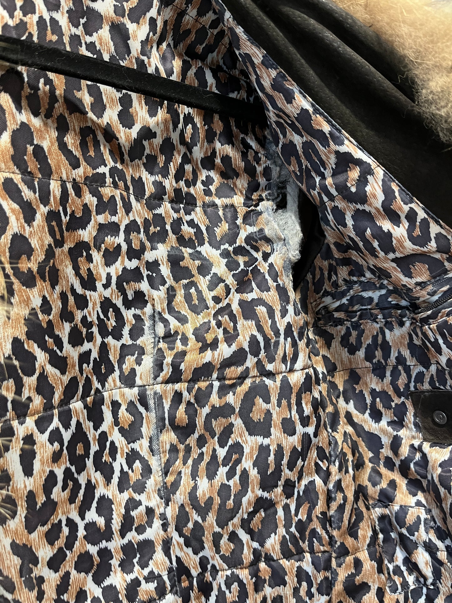 Veste en cuir marron avec bordures en fourrure beige