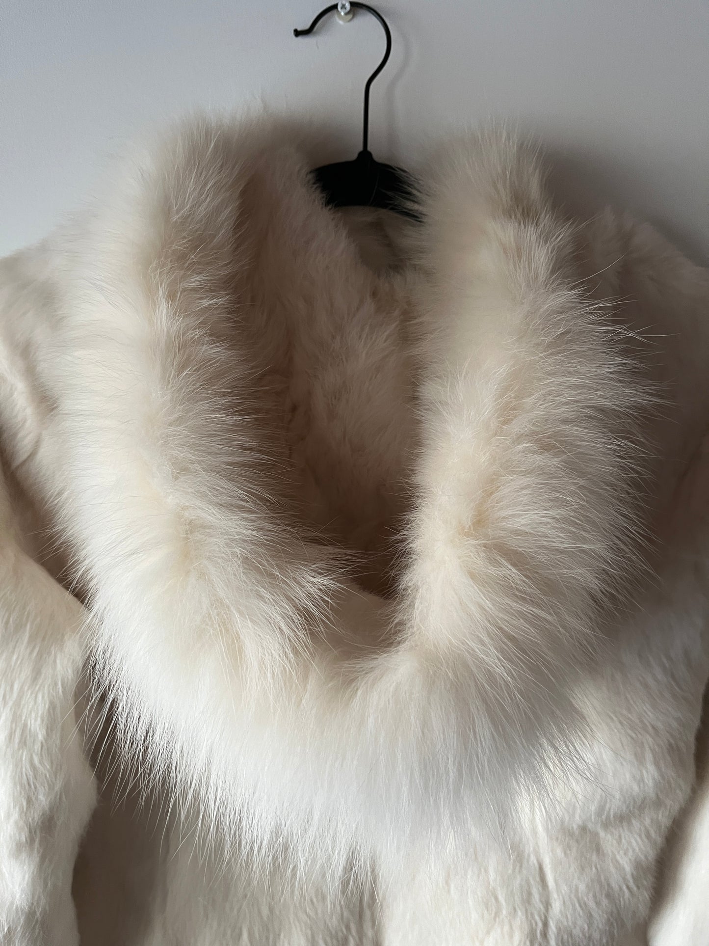 Veste à capuche courte en fourrure blanche