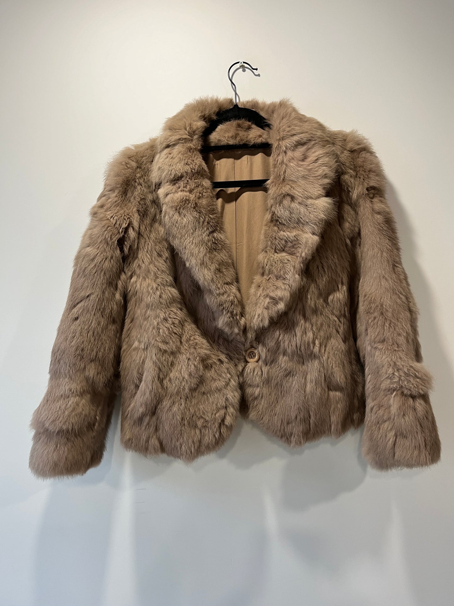 Veste courte en fourrure taupe