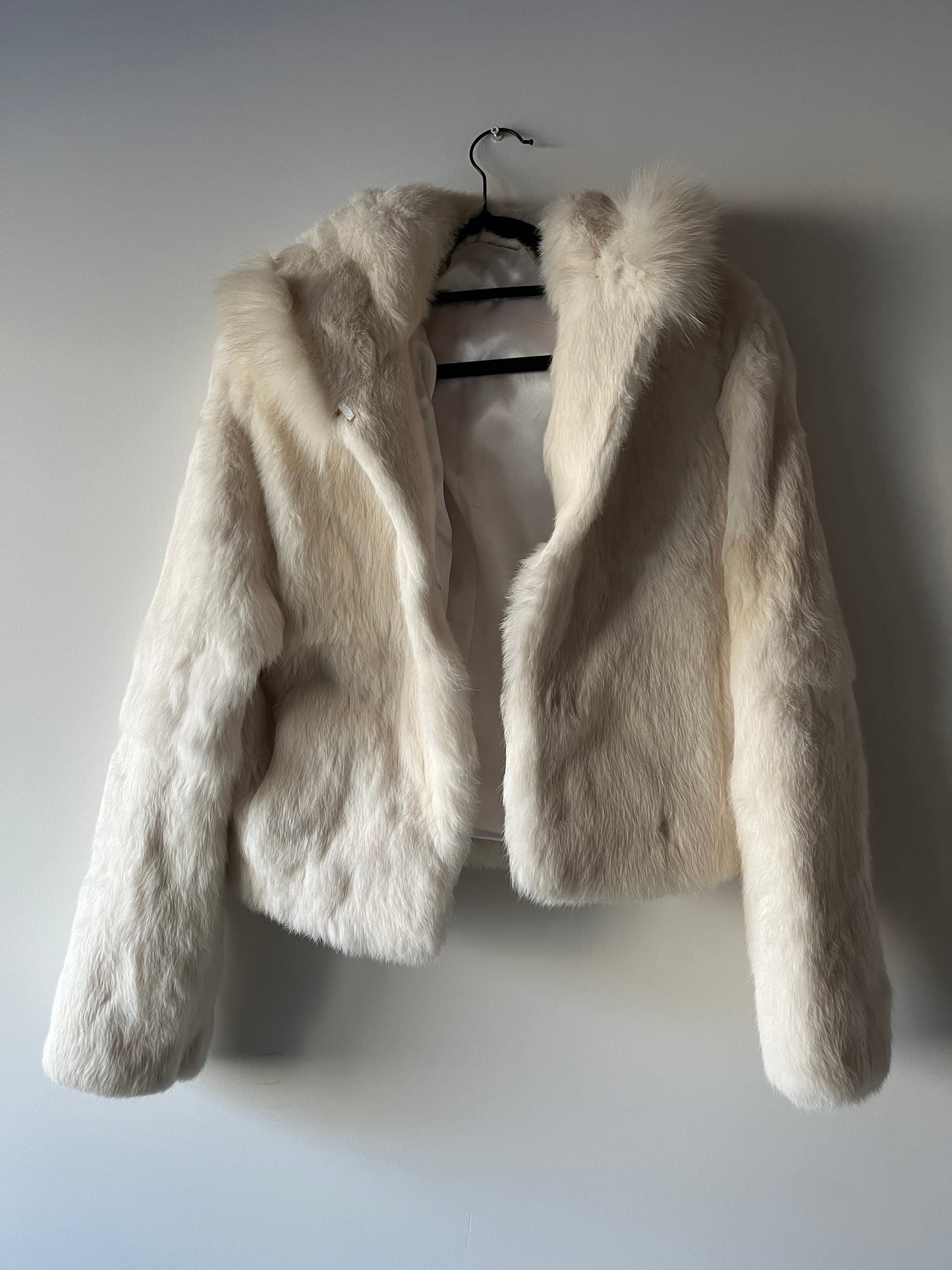 Veste à capuche courte en fourrure blanche