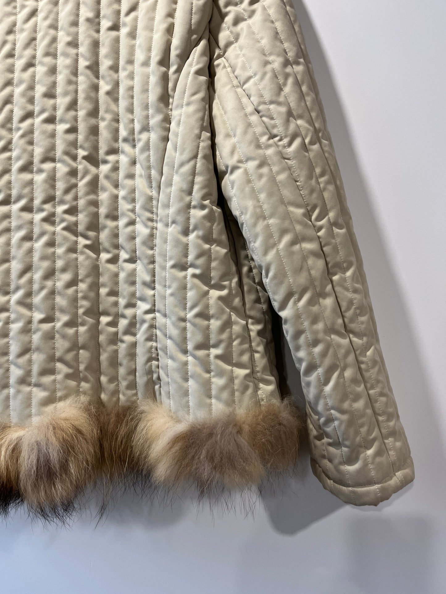 Veste matelassée beige avec bordures en fourrure