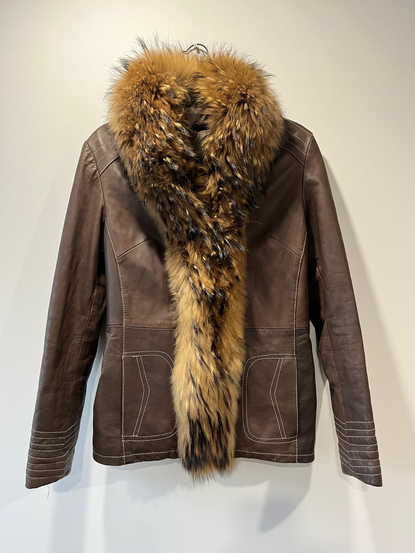 Veste en cuir marron et bordures en fourrure