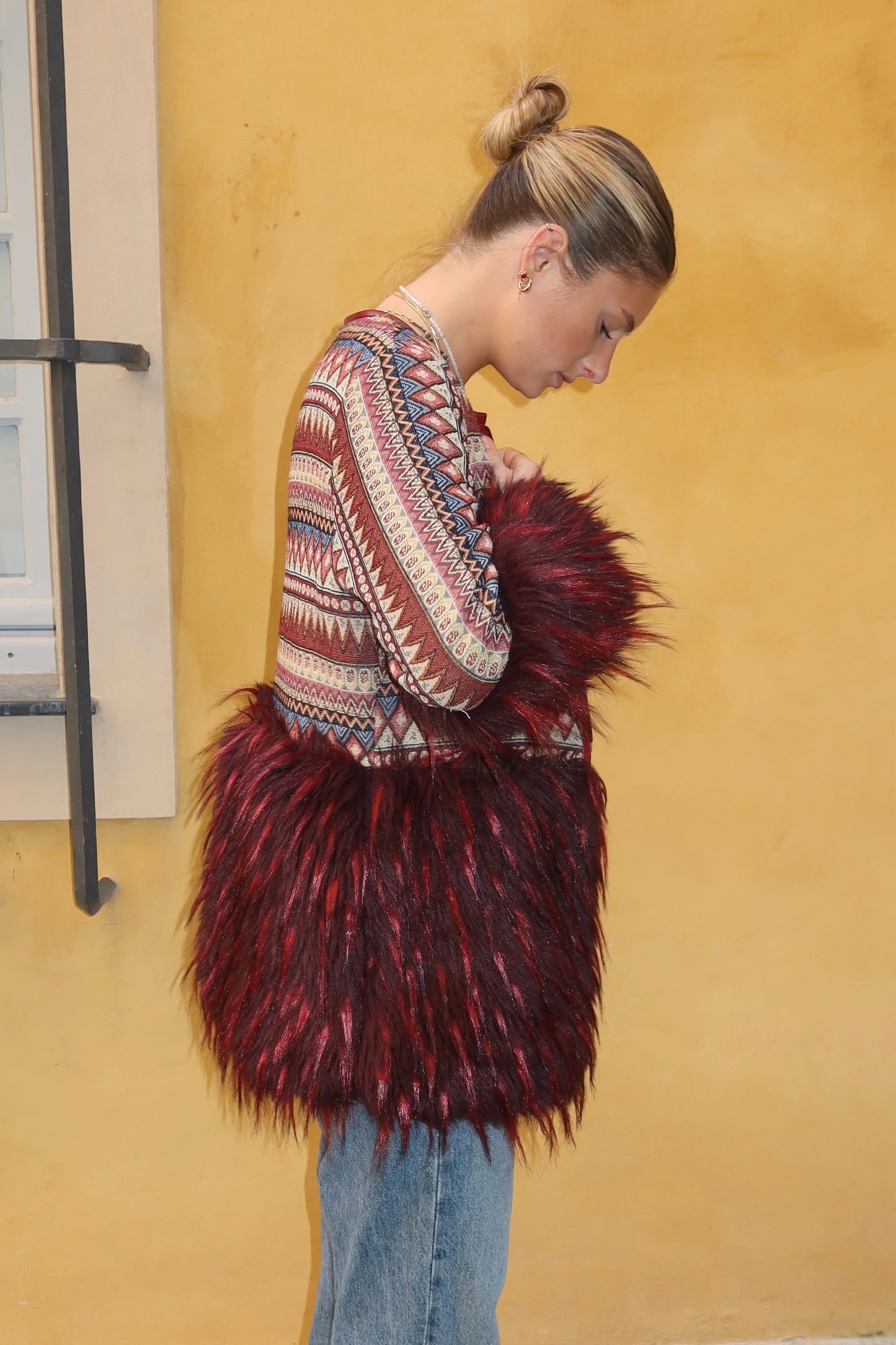 Veste bi-matière brodée avec fausse fourrure