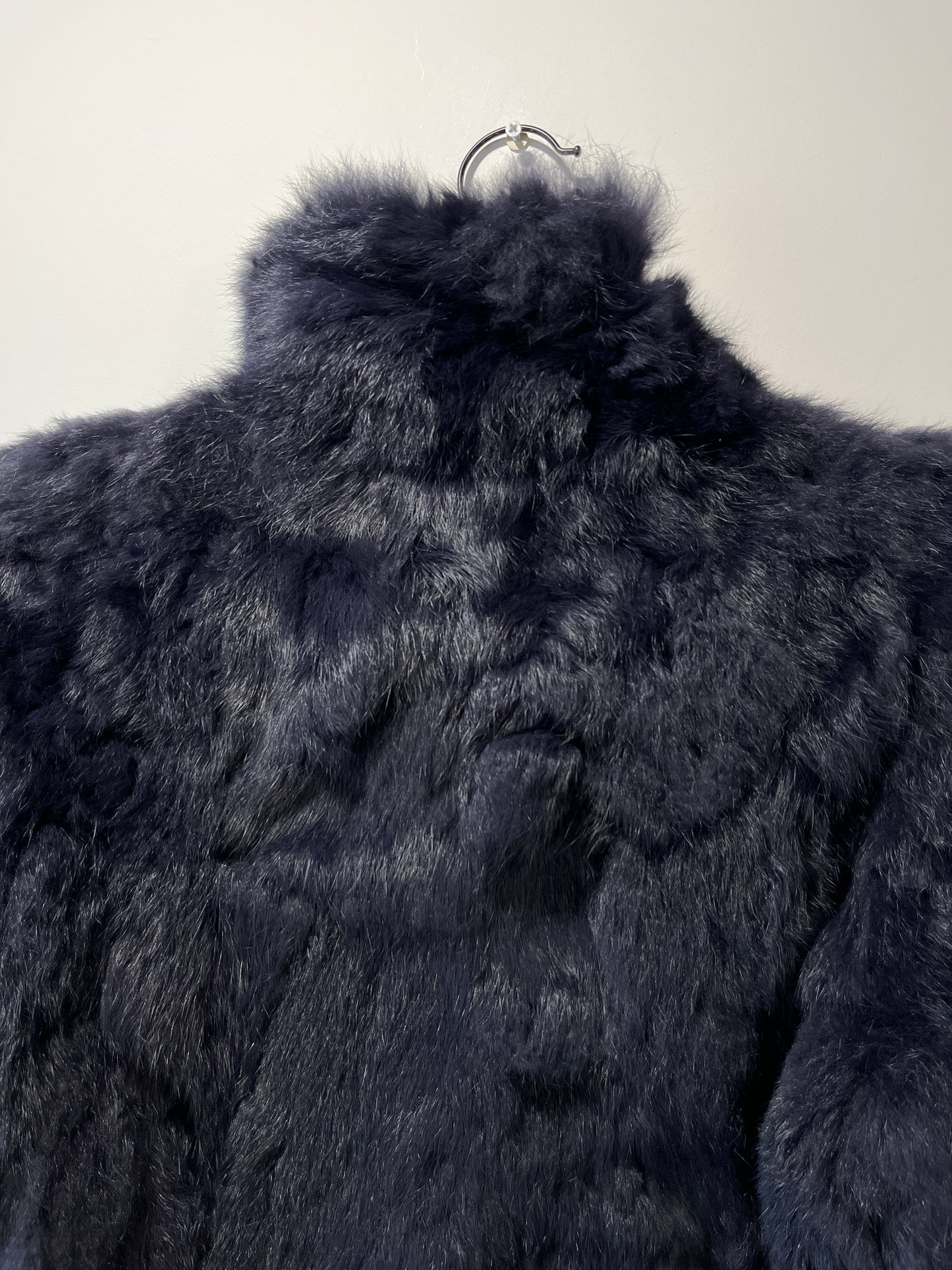 Veste en fourrure bleu nuit manches courtes