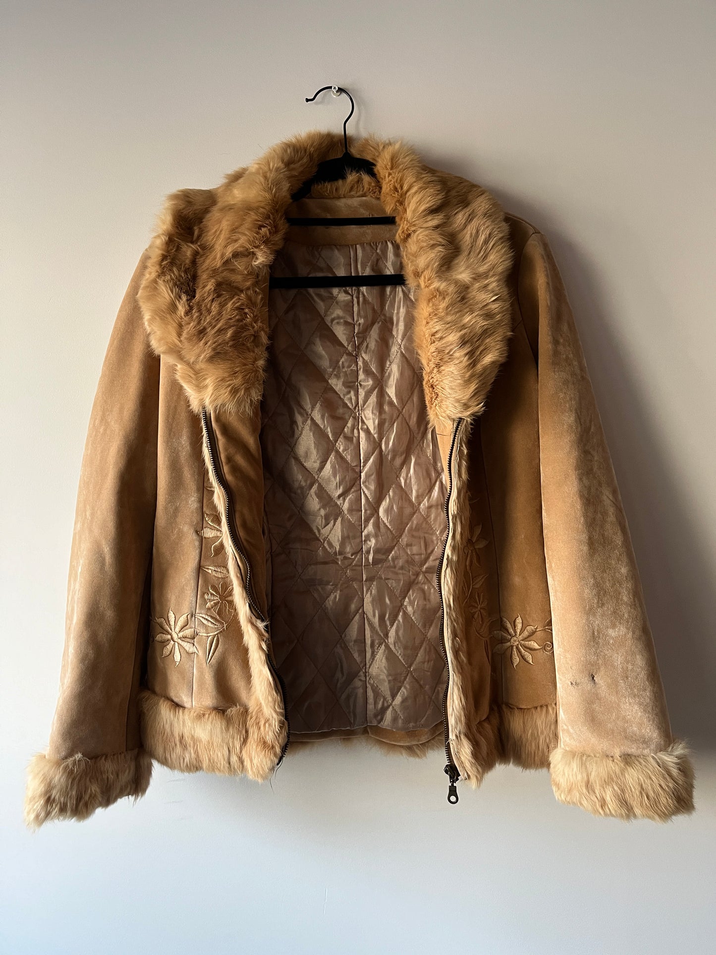 Veste en peau retournée beige et bordures en fourrure
