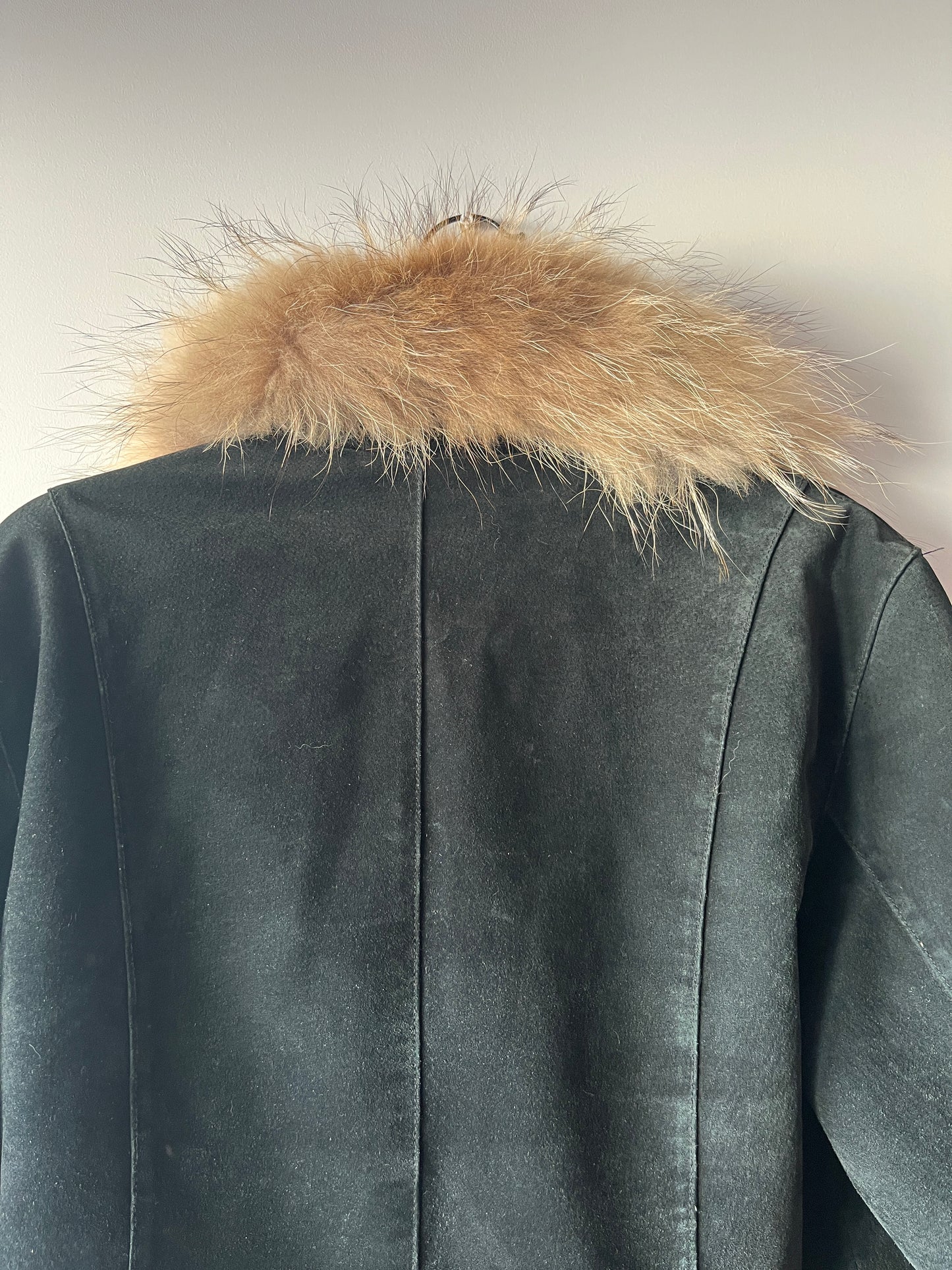 Veste en cuir noir avec bordures en fourrure
