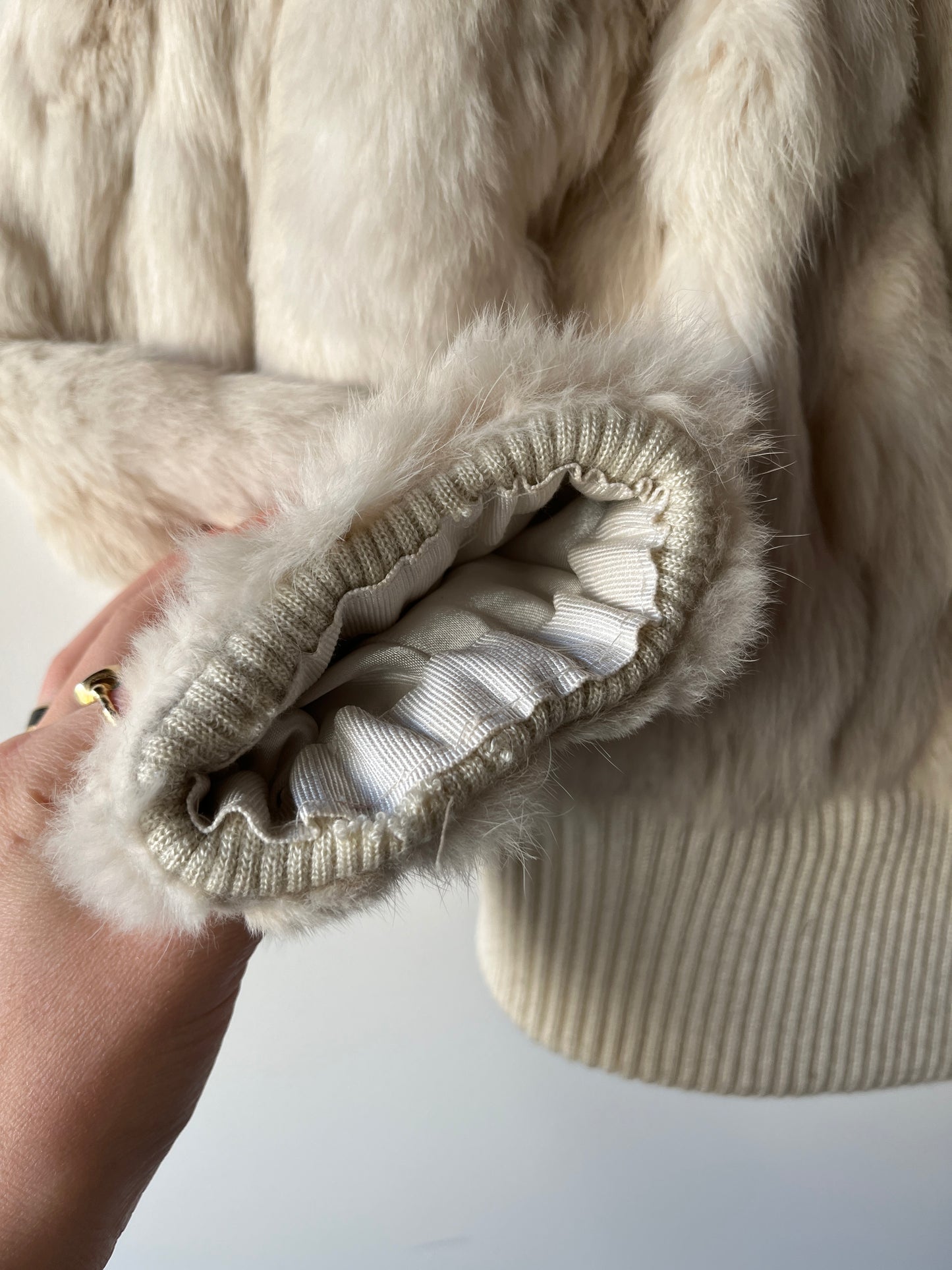 Veste courte en fourrure crème