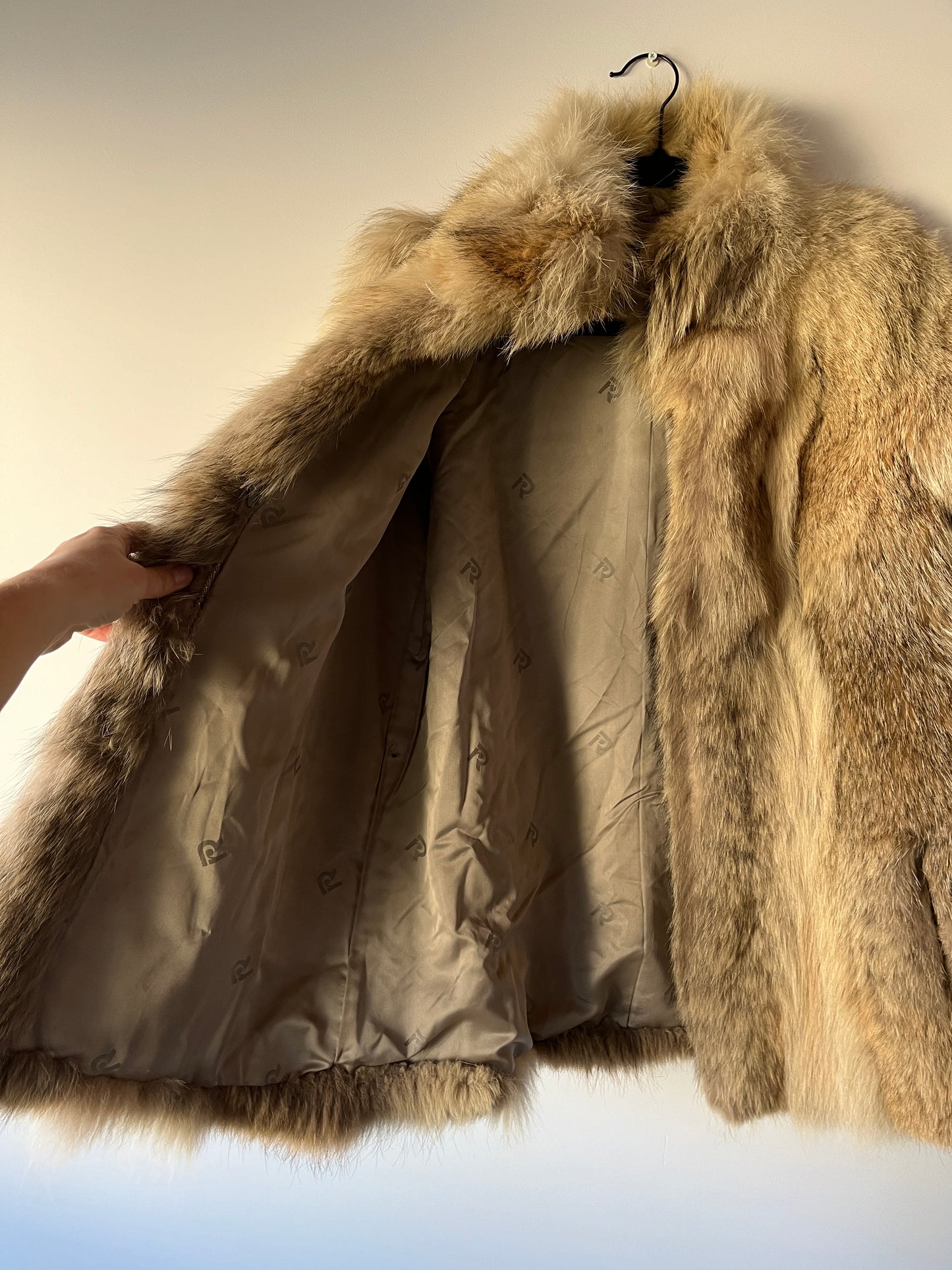 Manteau en fourrure beige et grise