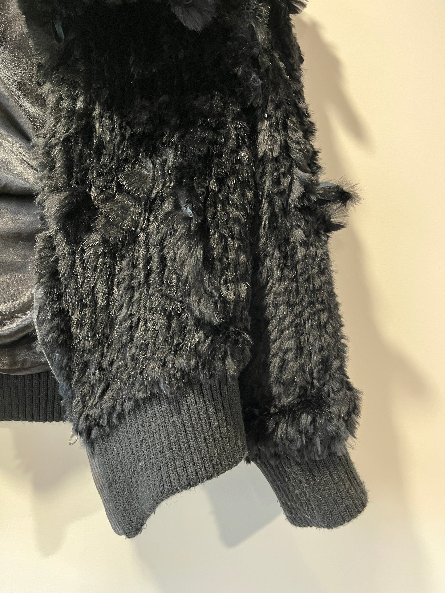 Veste en fourrure noire tressée