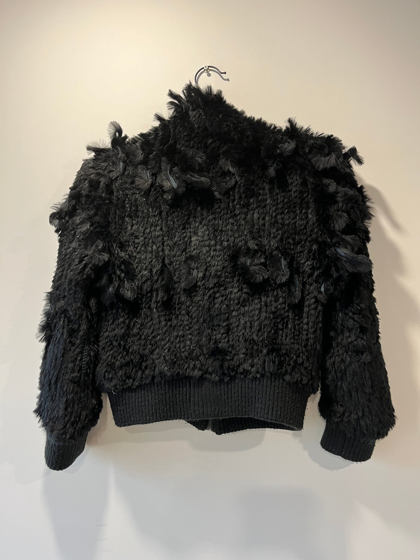 Veste en fourrure noire tressée