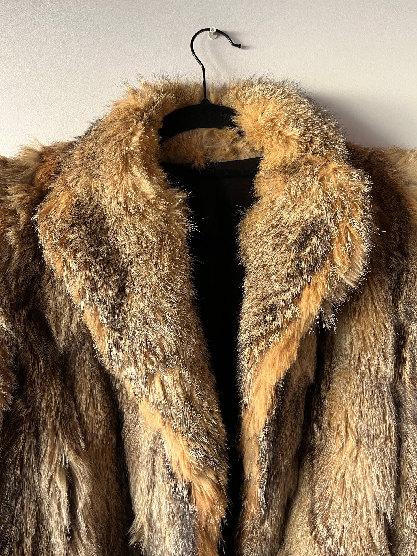 Manteau en fourrure grise, fauve et beige
