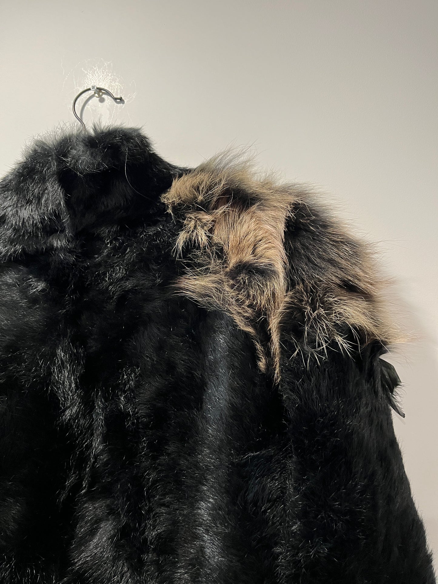Manteau court en fourrure noir et marron