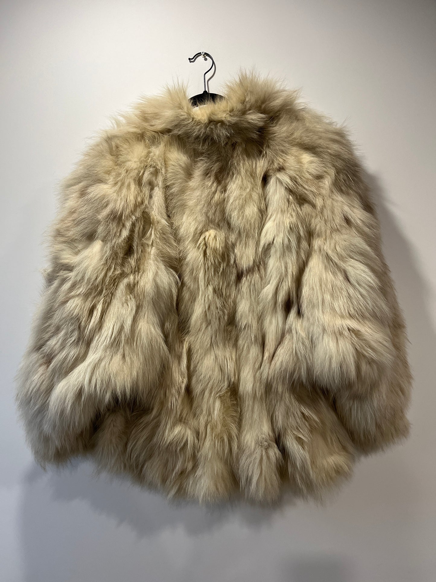 Manteau en fourrure blanc manches chauve-souris