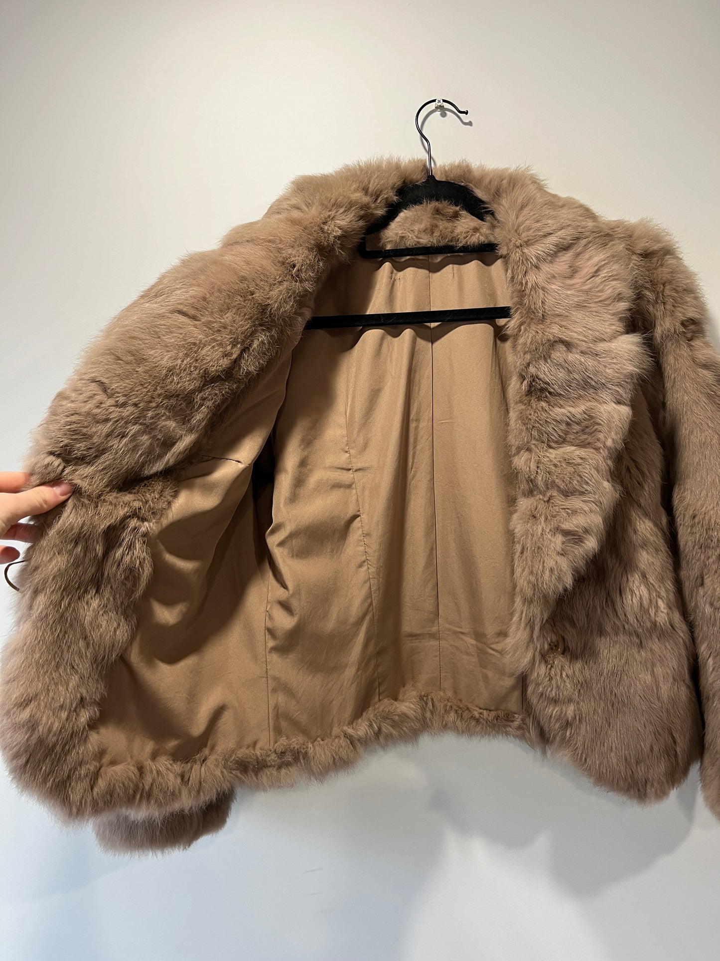 Veste courte en fourrure taupe