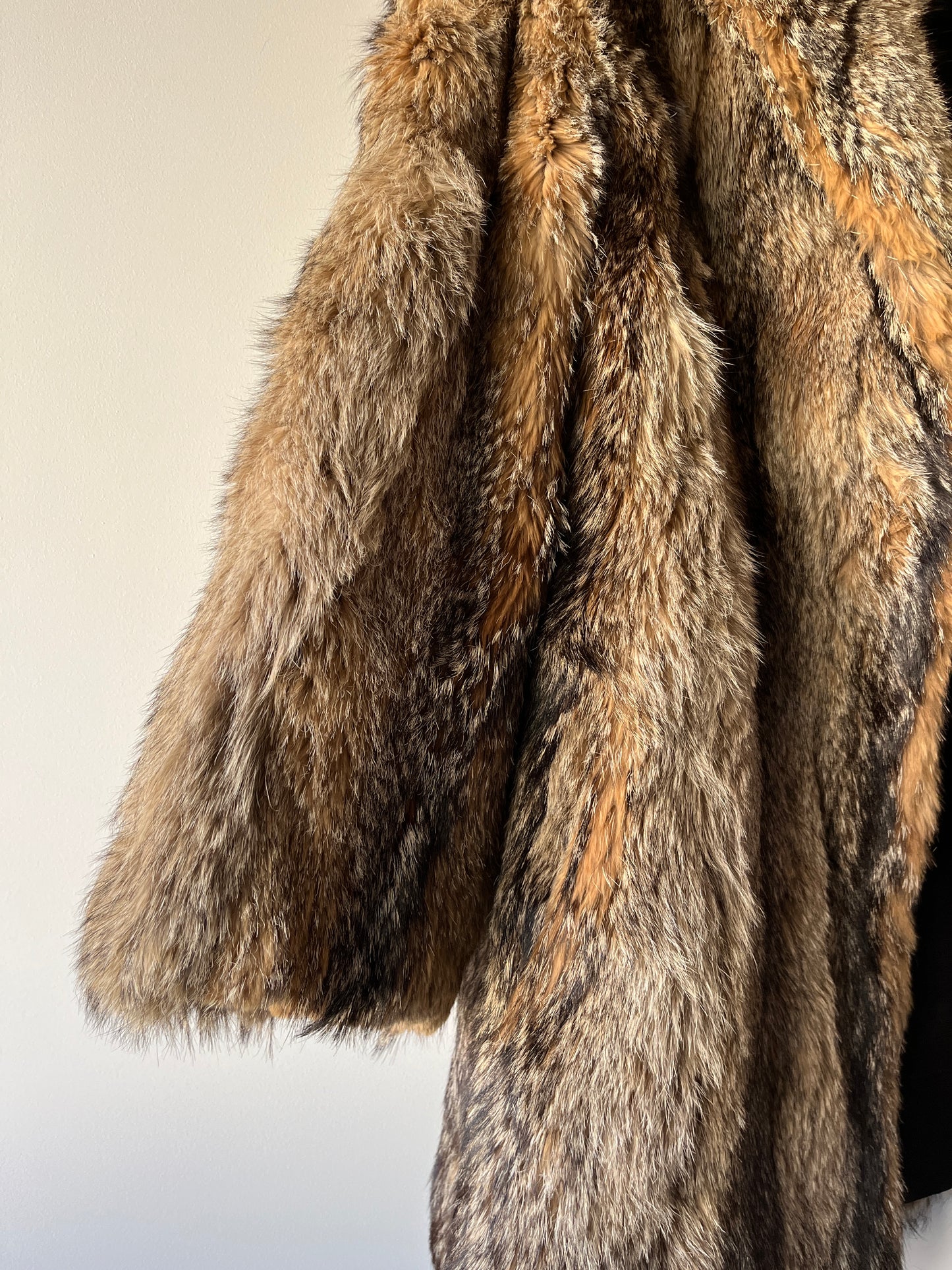 Manteau en fourrure grise, fauve et beige